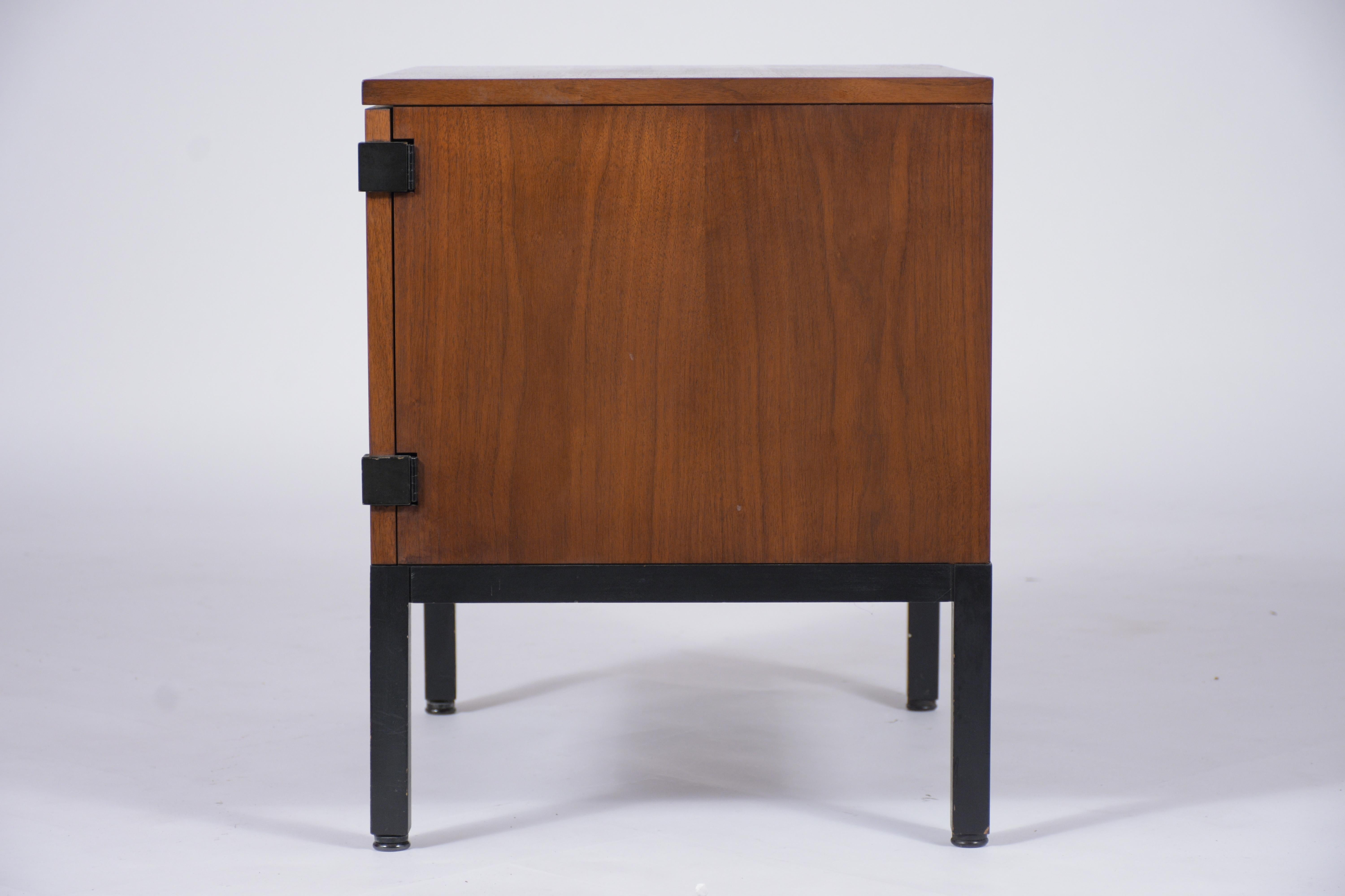 Mid Century Modern Mahogany Nightstand In Good Condition In Los Angeles, CA