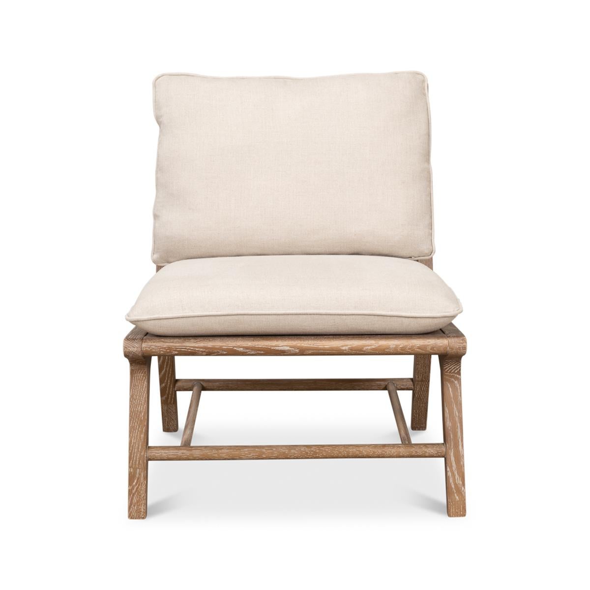 Ein Lattenstuhl im Mid-Century-Stil mit weiß getünchter Rückenlehne und gepolstertem Sitz aus Leinen. Es enthält ein loses Kissen für den Rücken. 

Abmessungen: 25