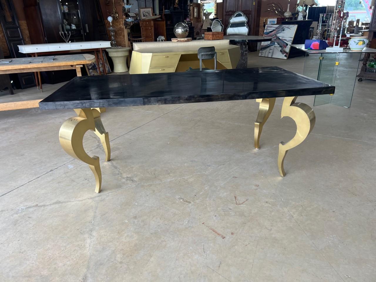 Midcentury style writing desk cover with charcoal goatskin color and resin finish. Legs are in brass apply on wood.


Color: Charcoal Goatskin - hand polished high gloss
Base: Brush Polished Brass (Crystal Coated).