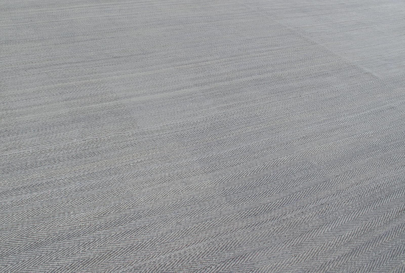 Questo tappeto persiano a tessitura piatta è in stile Mid-Century Modern ed è realizzato al 100% con lana filata a mano e tinture naturali. Si ispira ai Kilim d'epoca originari della regione di Shiraz, in Iran. Nasiri continua la sua ricca