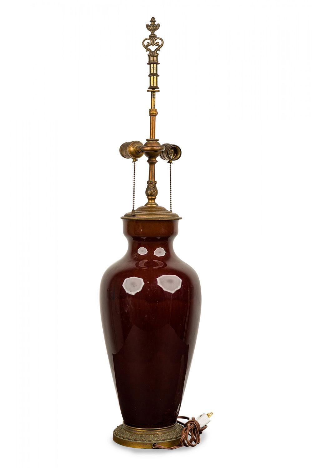 Mid-Century-Style Red Glazed Ceramic and Brass Table Lamp Moderno de mediados de siglo en venta
