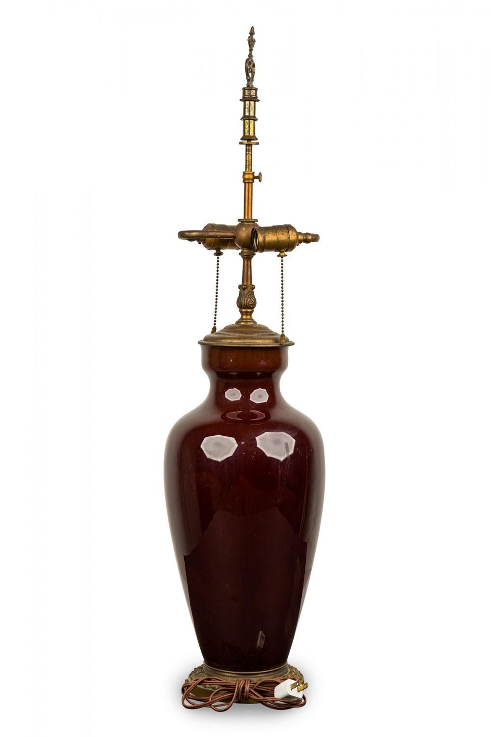 Mid-Century-Style Red Glazed Ceramic and Brass Table Lamp Estadounidense en venta
