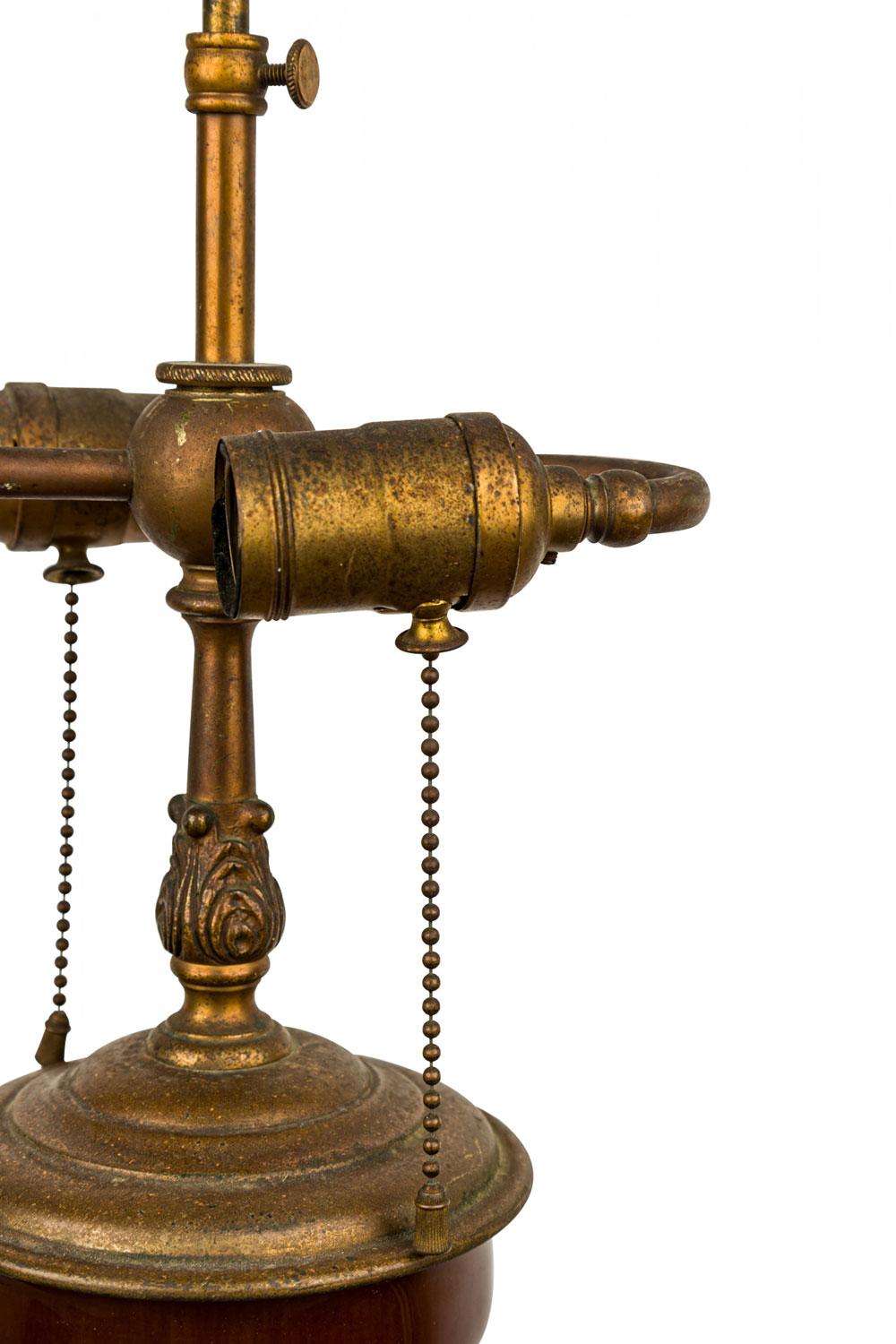 Mid-Century-Style Red Glazed Ceramic and Brass Table Lamp en Bueno estado para la venta en Queens, NY