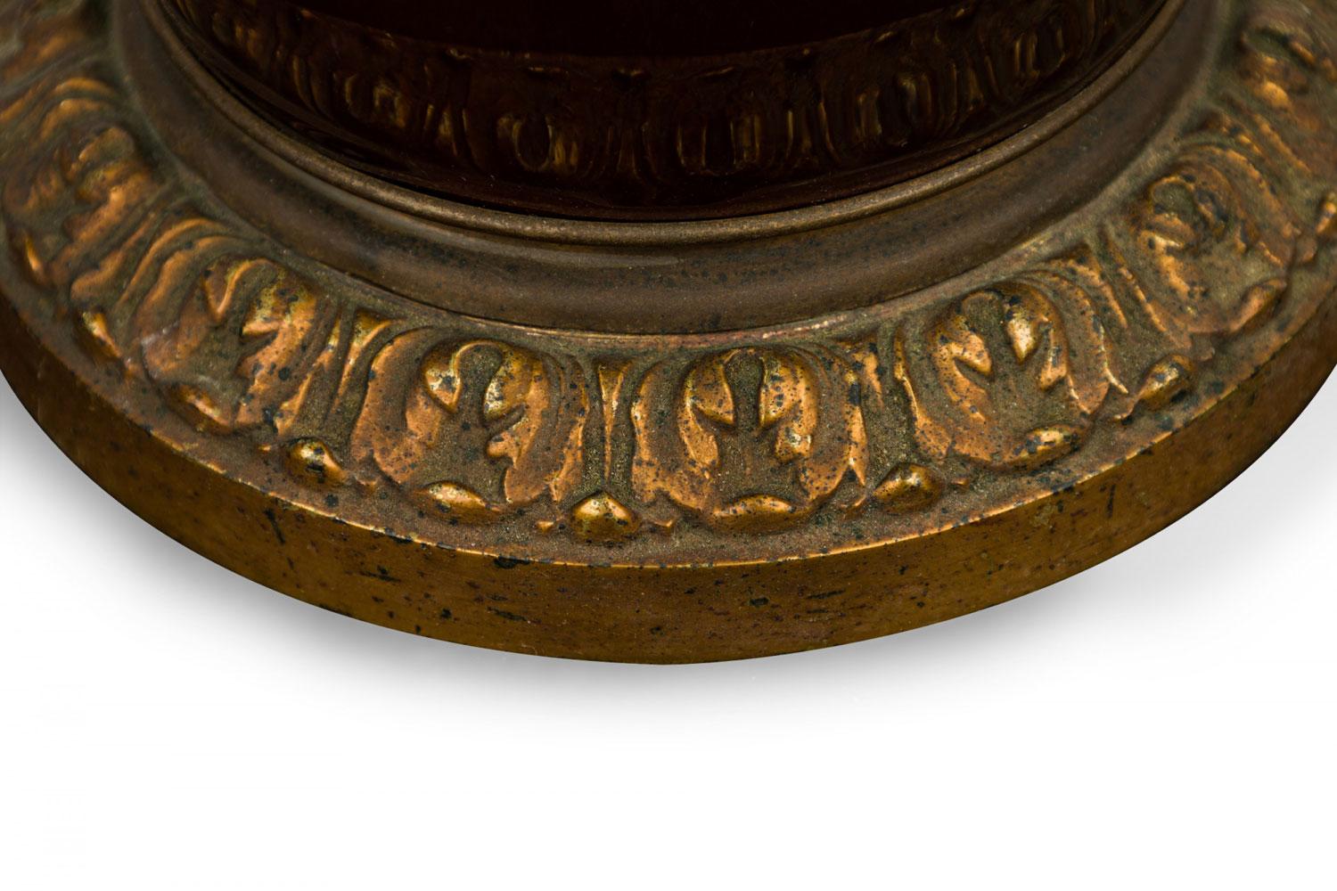 Mid-Century-Style Red Glazed Ceramic and Brass Table Lamp Latón en venta