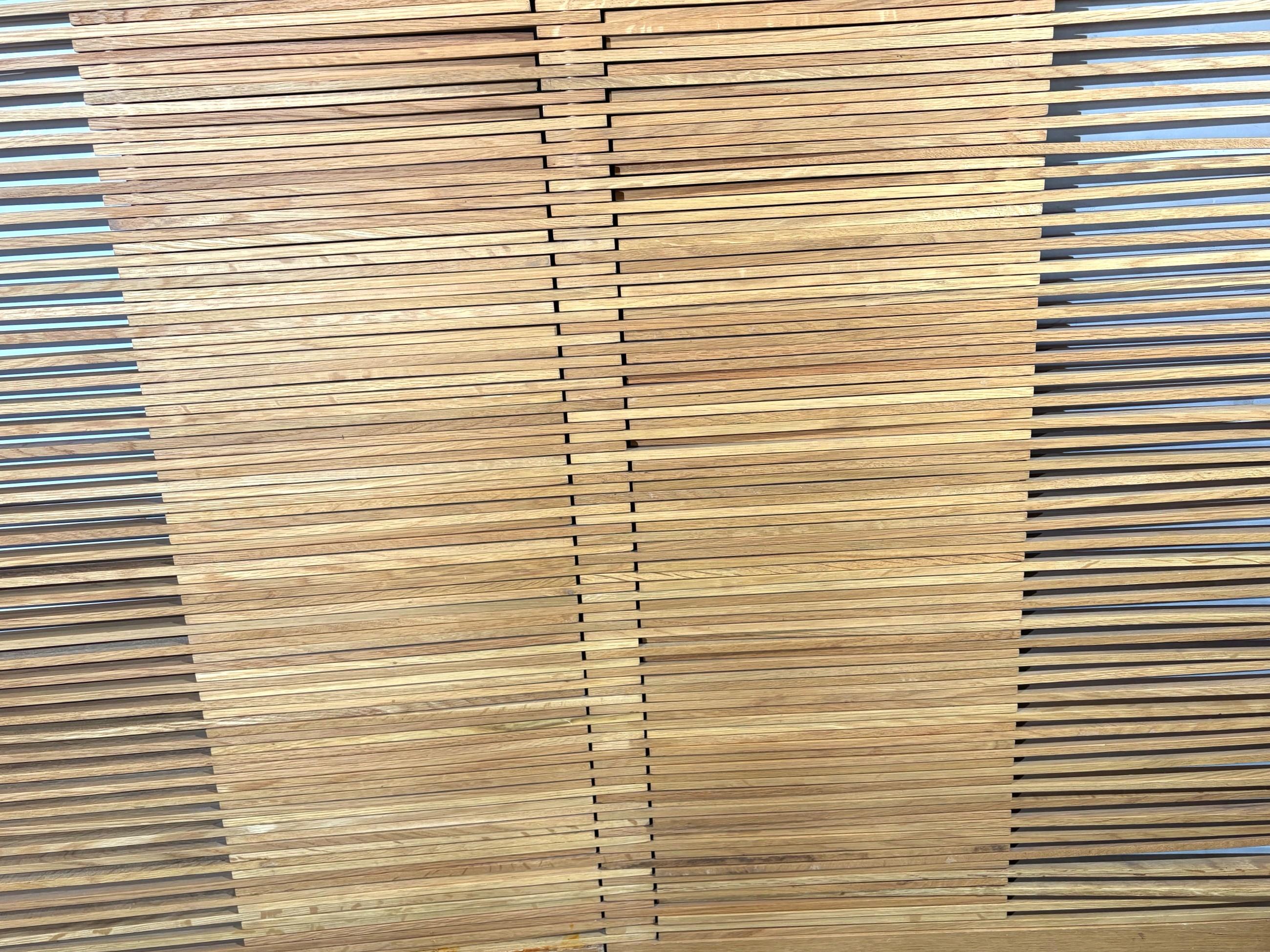 Un divisorio a due pannelli in stile medio. 