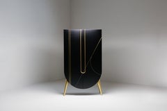 Armario Saqris Estilo Mediados de Siglo, Negro y Latón, Hecho a Mano por Greenapple