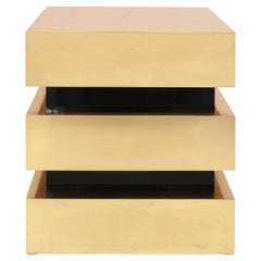 Commode italienne de style milieu de siècle en bois massif et surface en laiton Commode italienne de style milieu de siècle en bois massif et surface en laiton