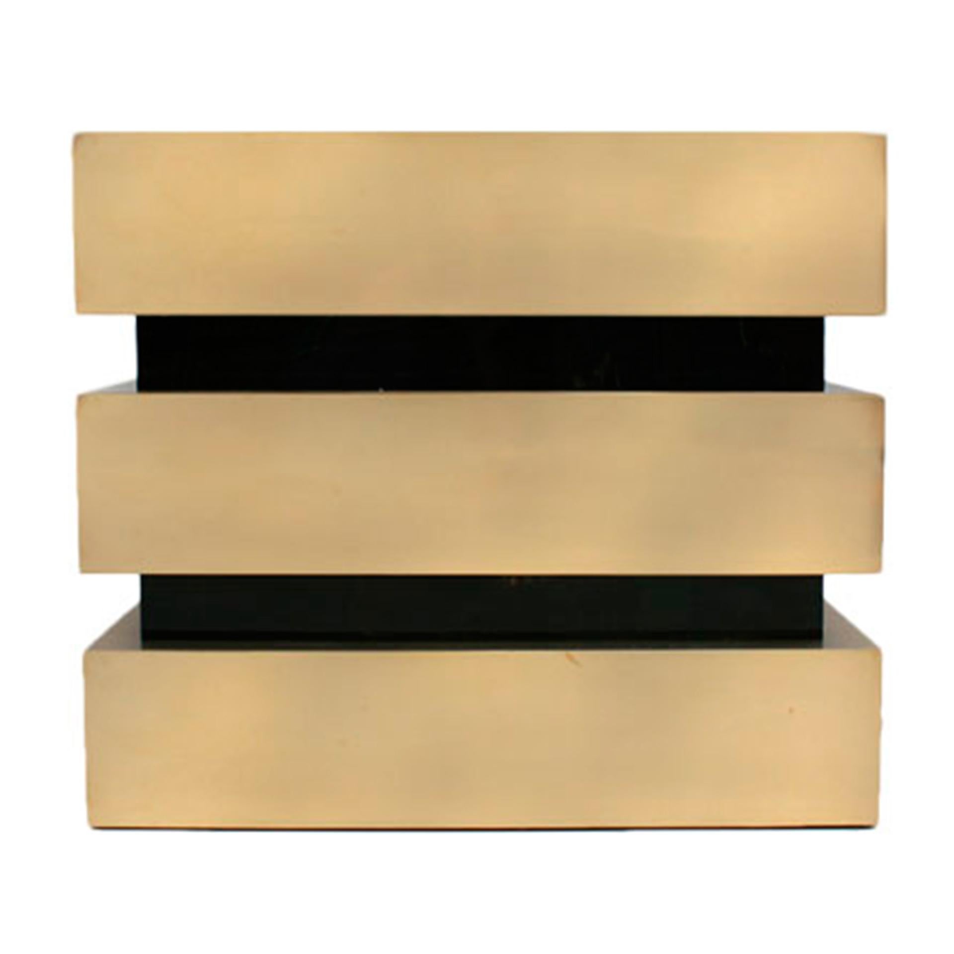 Italiano Coppia di commodes italiani in stile metà secolo in legno massiccio e ottone in vendita