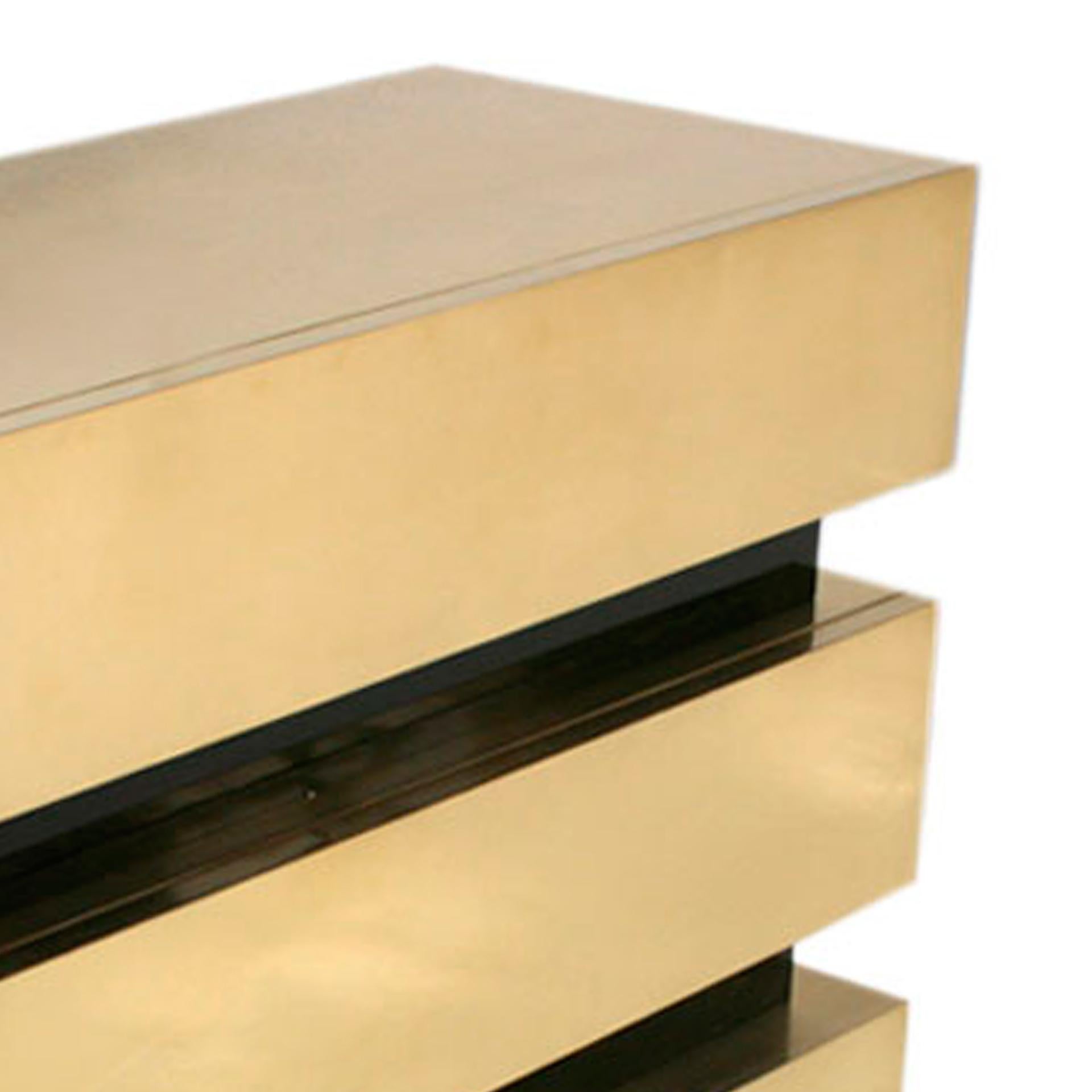 XXI secolo e contemporaneo Coppia di commodes italiani in stile metà secolo in legno massiccio e ottone in vendita