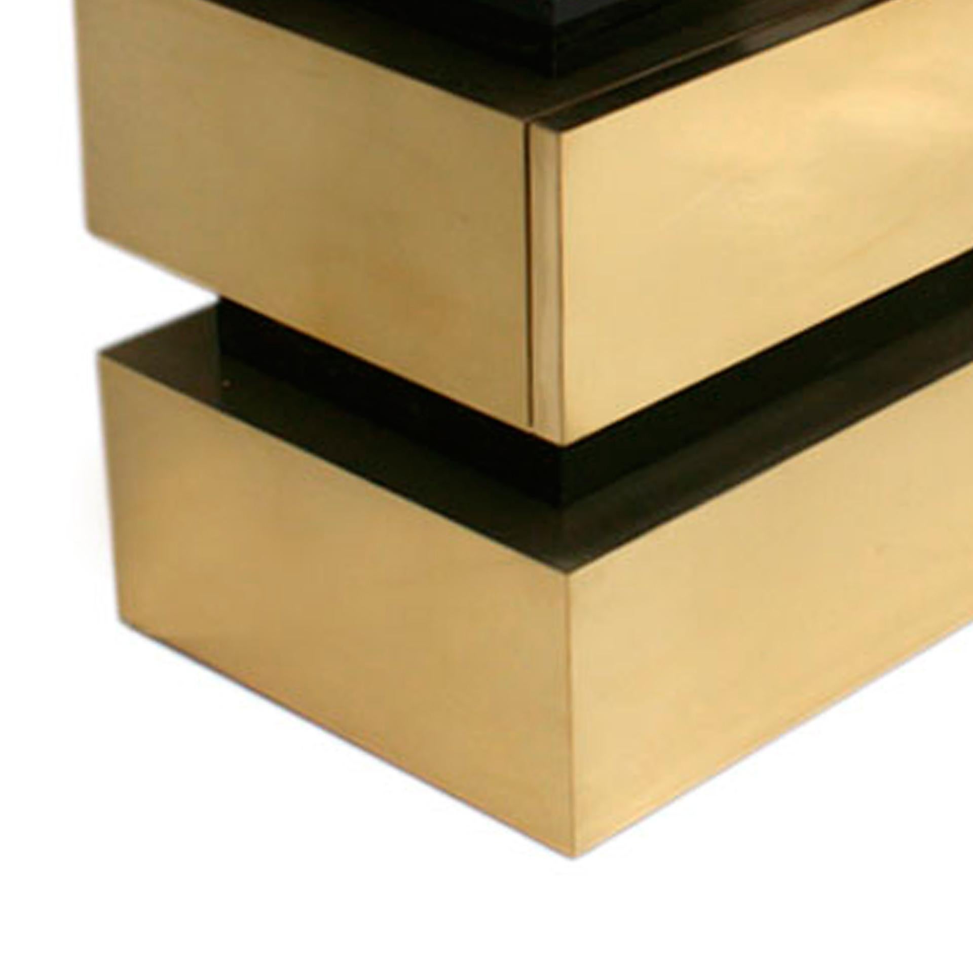 Ottone Coppia di commodes italiani in stile metà secolo in legno massiccio e ottone in vendita