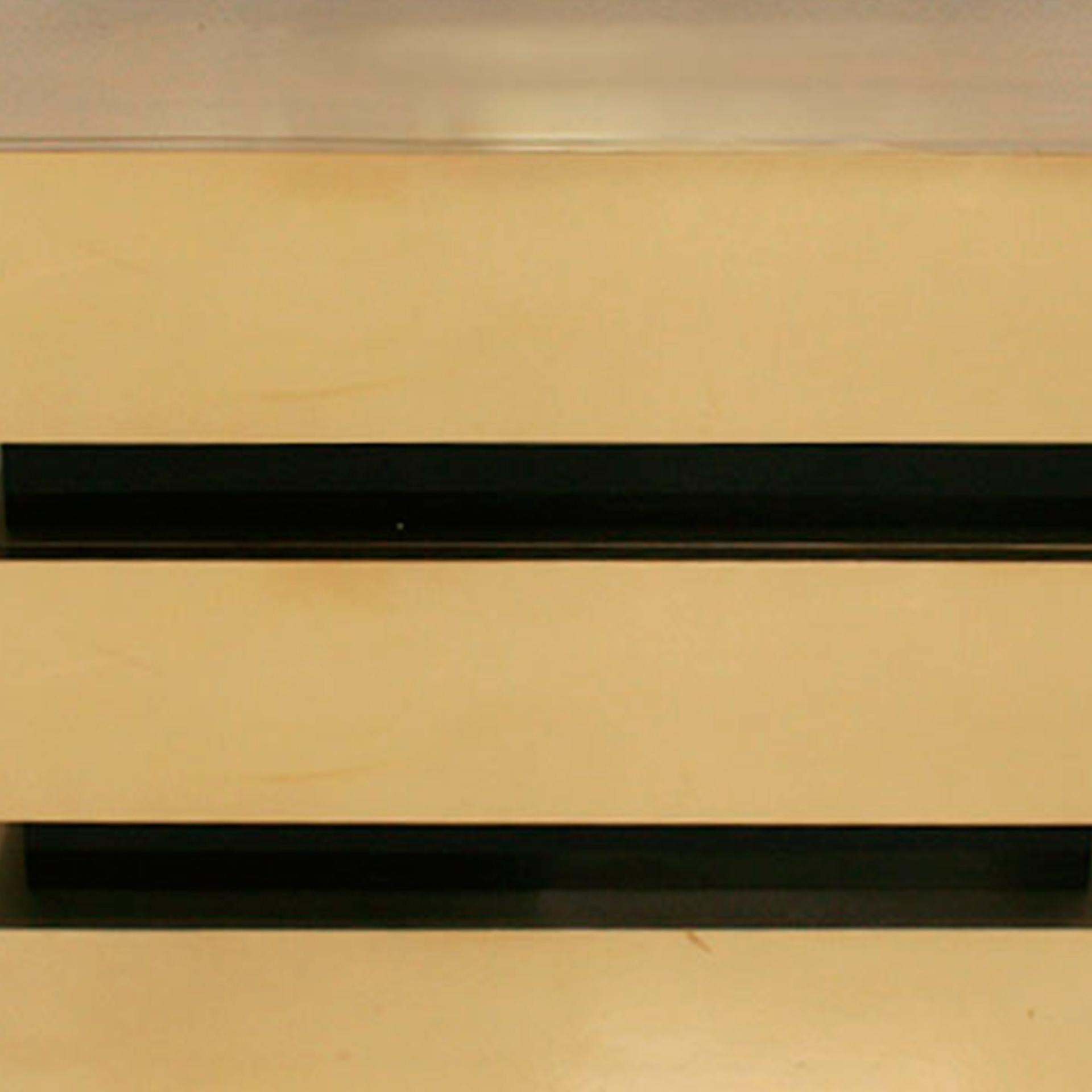 Coppia di commodes italiani in stile metà secolo in legno massiccio e ottone in vendita 1