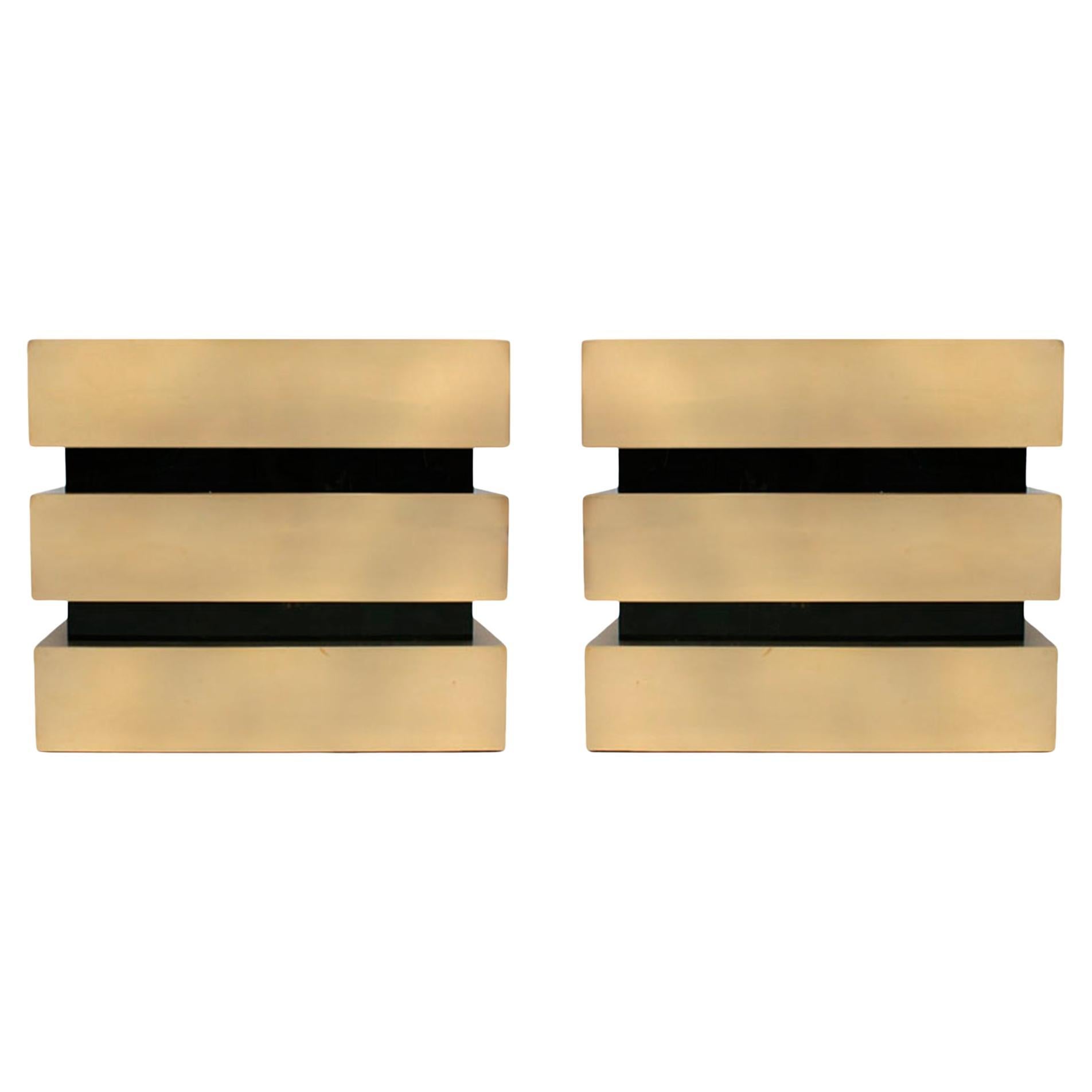 Coppia di commodes italiani in stile metà secolo in legno massiccio e ottone in vendita