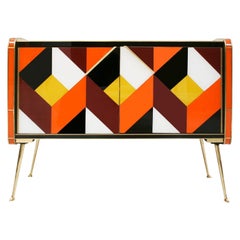 Credenza italiana in stile metà secolo in legno massiccio con vetro colorato e ottone
