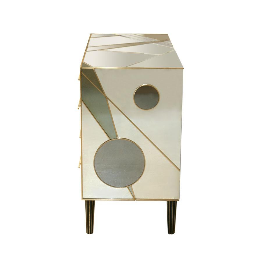 Mid-Century Modern Commode italienne de style mi-siècle en bois massif, verre de Murano et laiton en vente