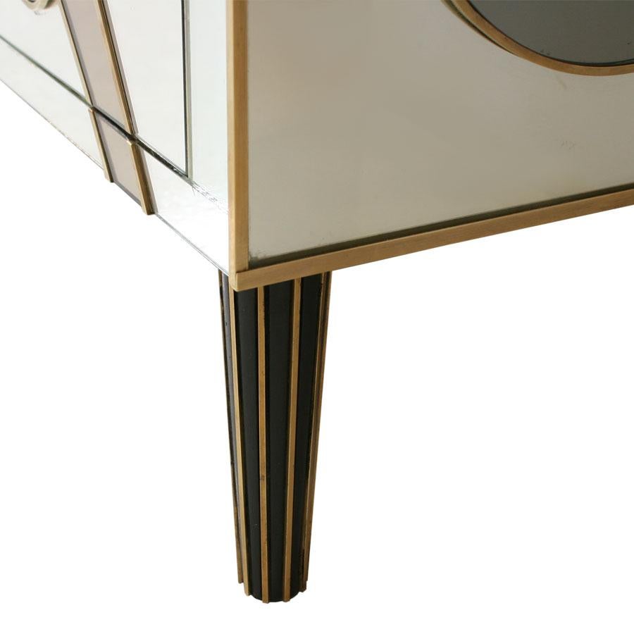 Italiano Commode italiano in stile metà secolo in legno massiccio, vetro di Murano e ottone in vendita