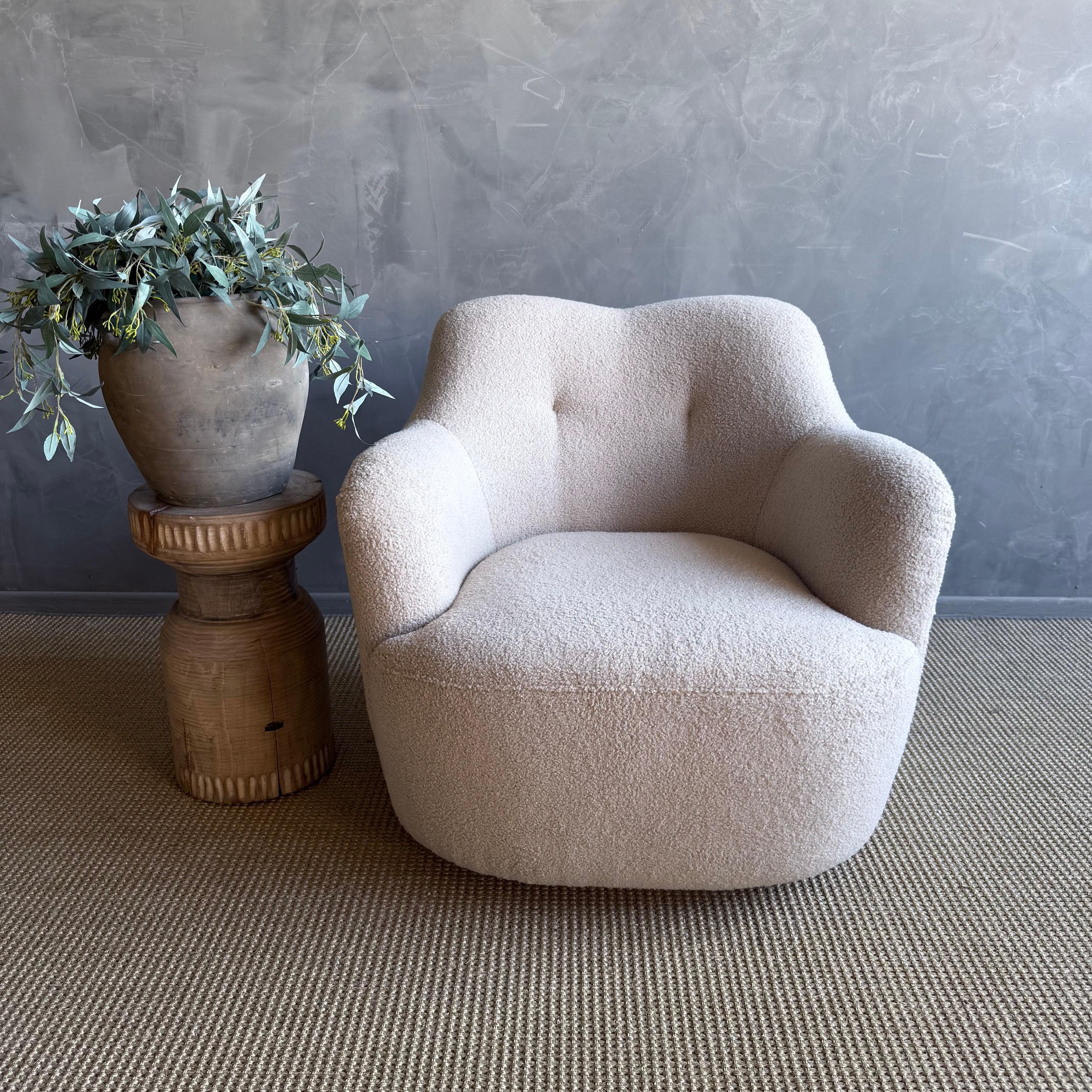 Mid Century Style Swivel Chair in a Plush Teddy Fabric in vendita 5