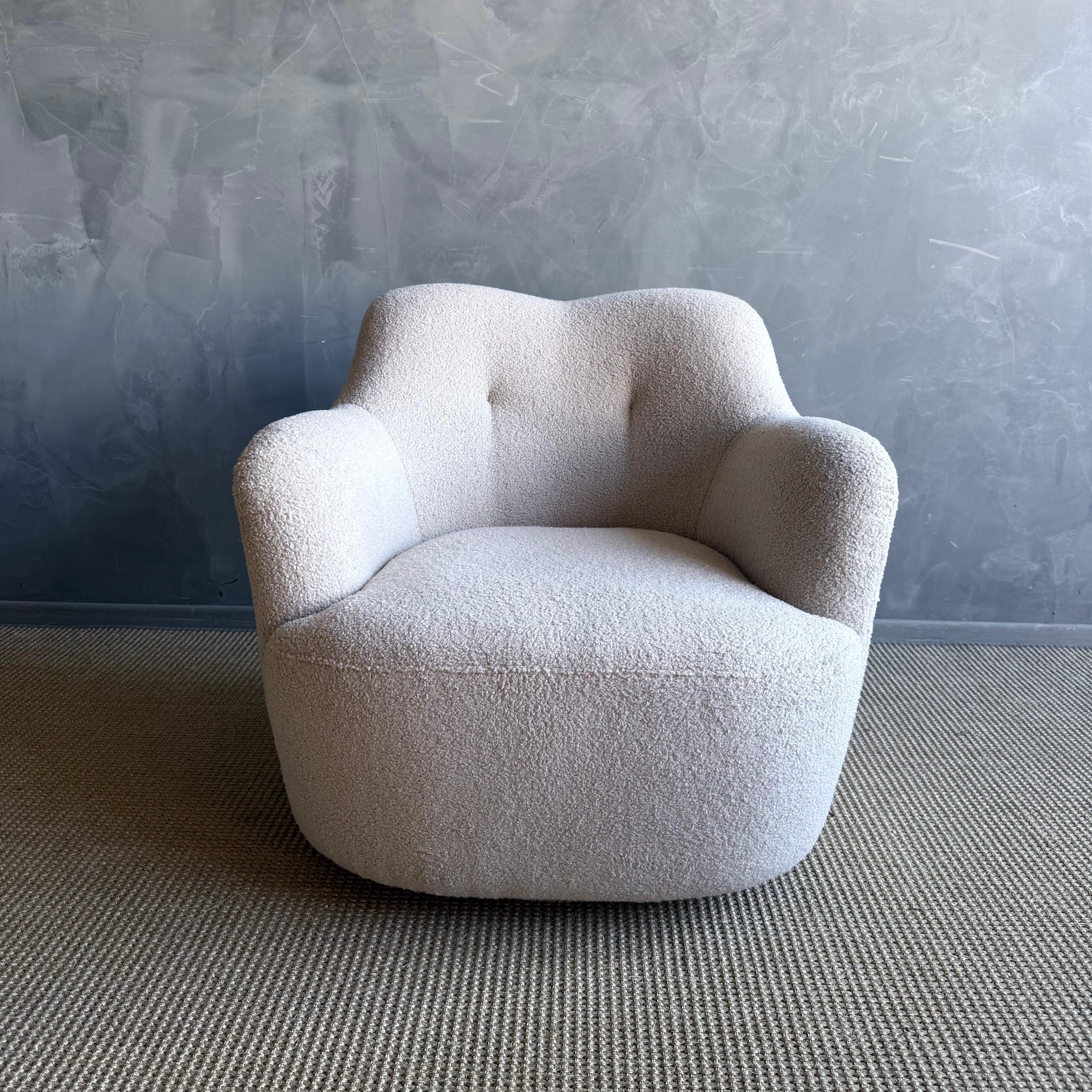 Mid Century Style Swivel Chair in a Plush Teddy Fabric in vendita 8