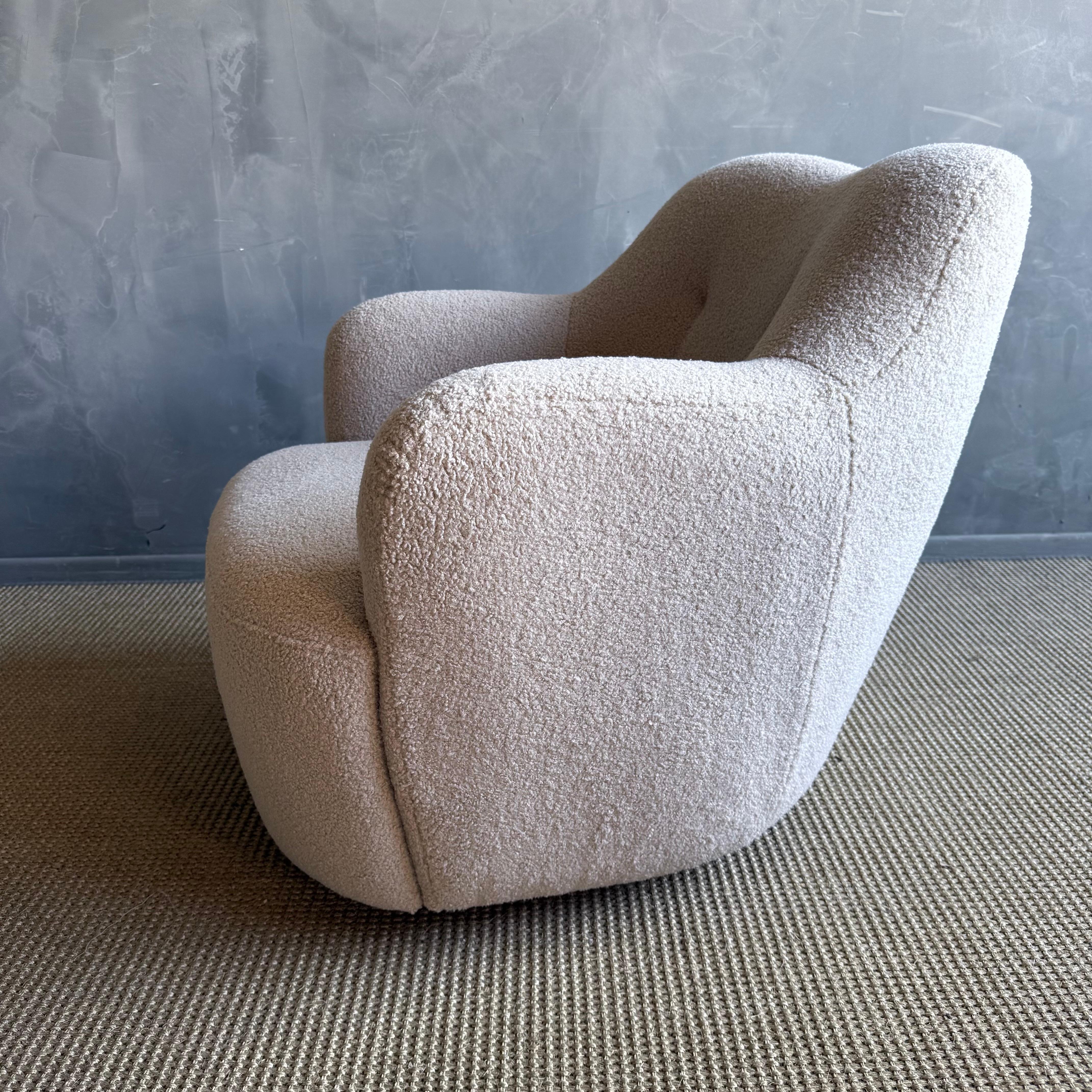 Mid Century Style Swivel Chair in a Plush Teddy Fabric in vendita 3