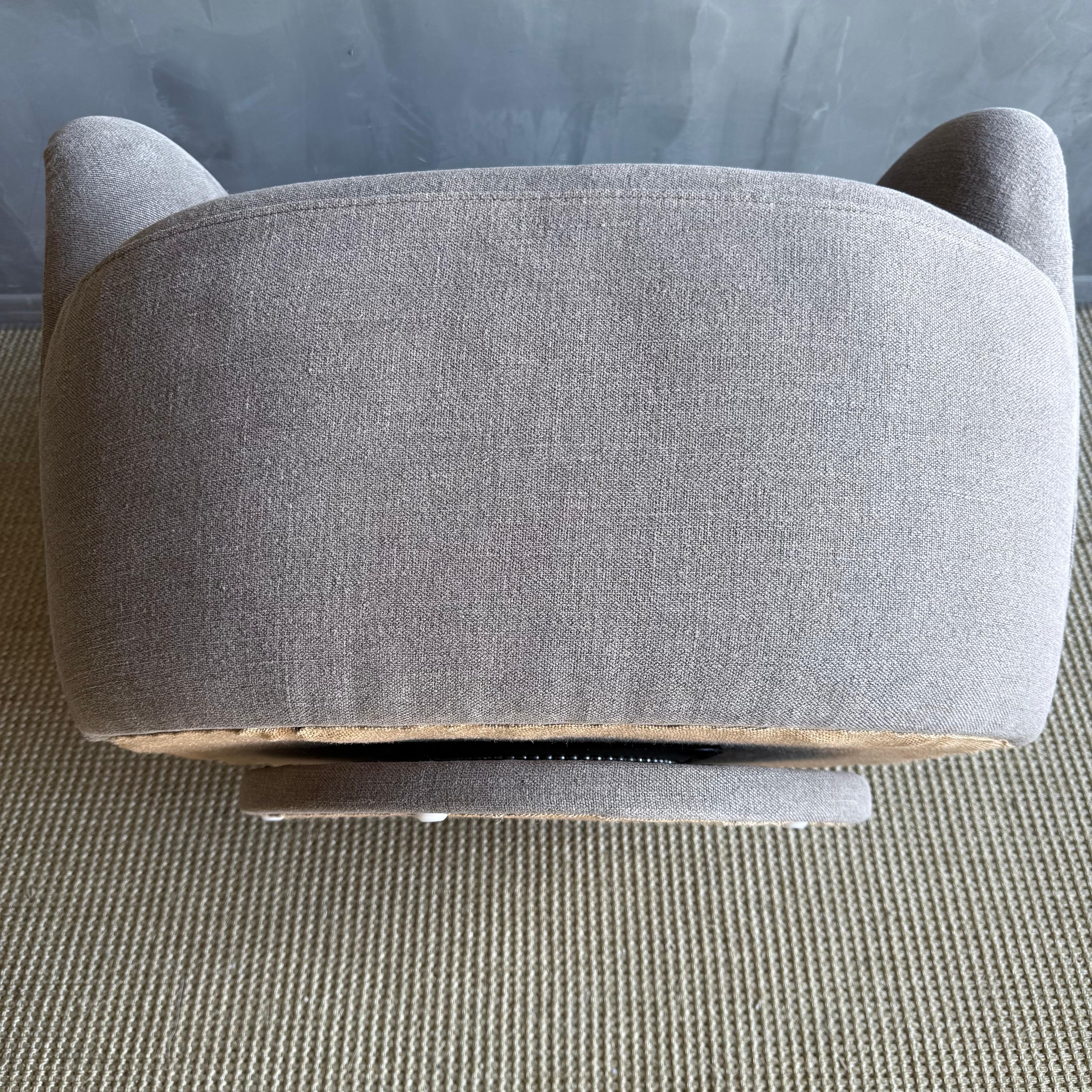 Mid Century Style Swivel Chair in Ecorcé Stone Washed Linen in vendita 7