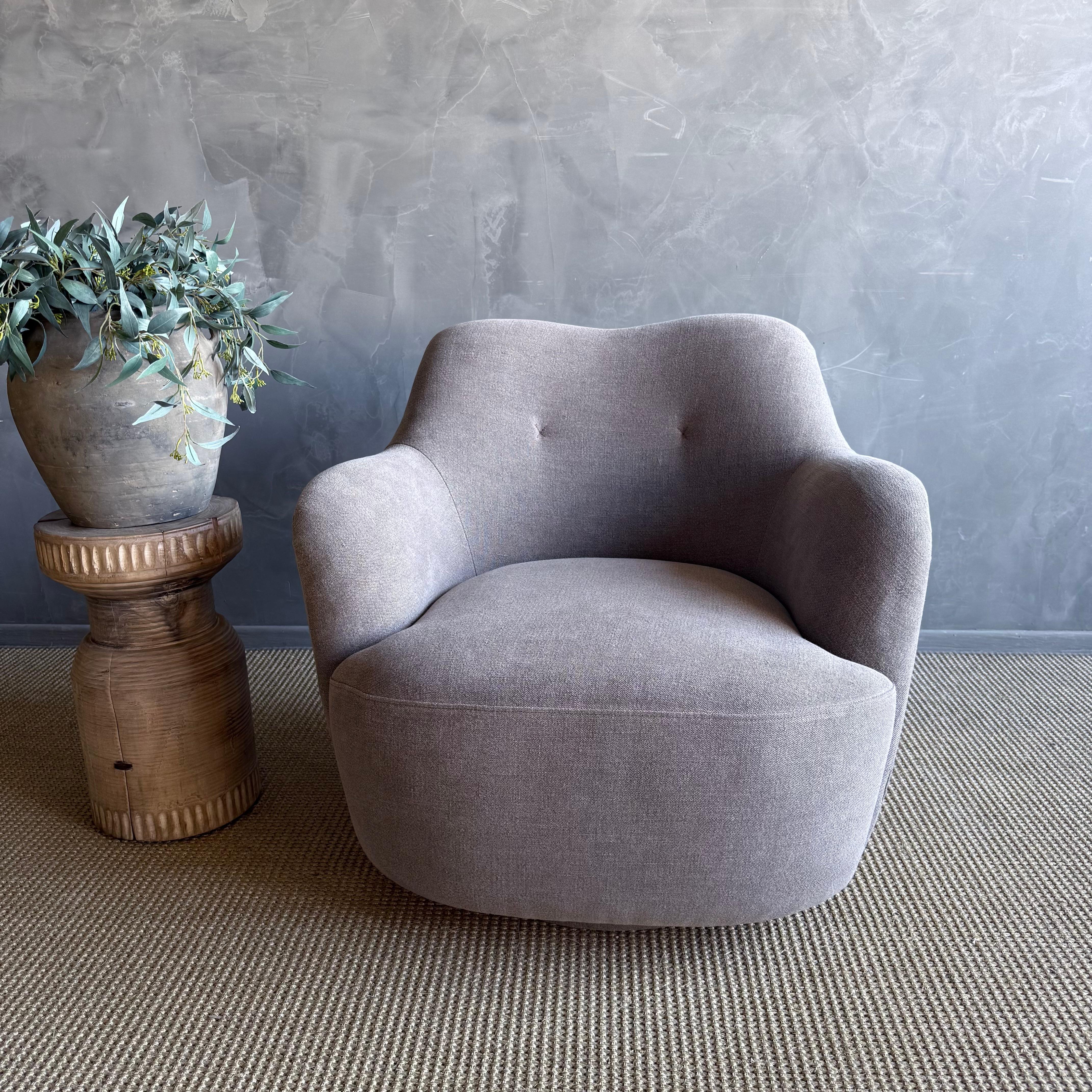 This mid-century modern swivel chair combines iconic retro styling with irresistible comfort. Wrapped in a plush teddy-style fabric, it offers a soft, cozy texture that invites you to sink in and unwind. The gently curved silhouette, sculpted