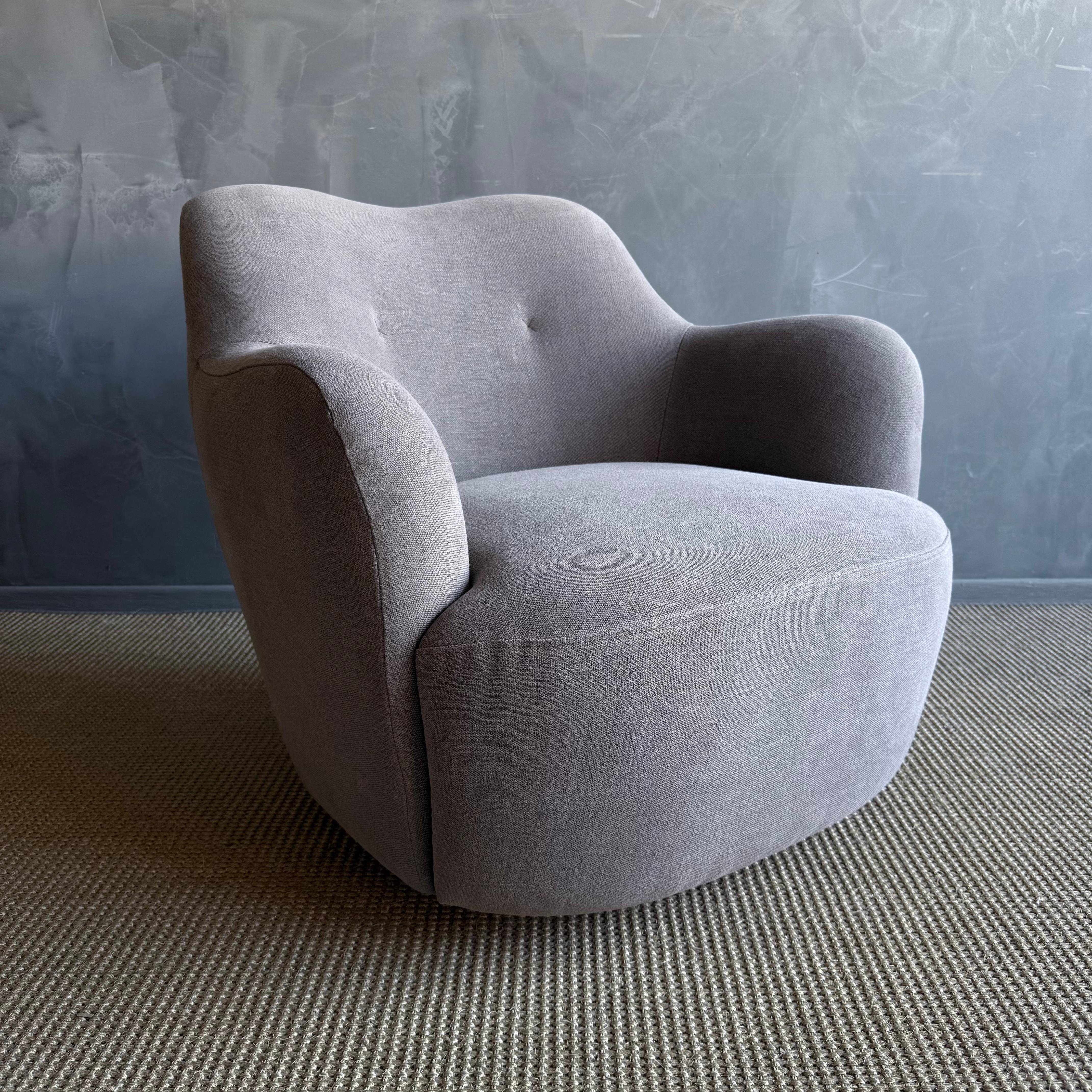 XXI secolo e contemporaneo Mid Century Style Swivel Chair in Ecorcé Stone Washed Linen in vendita