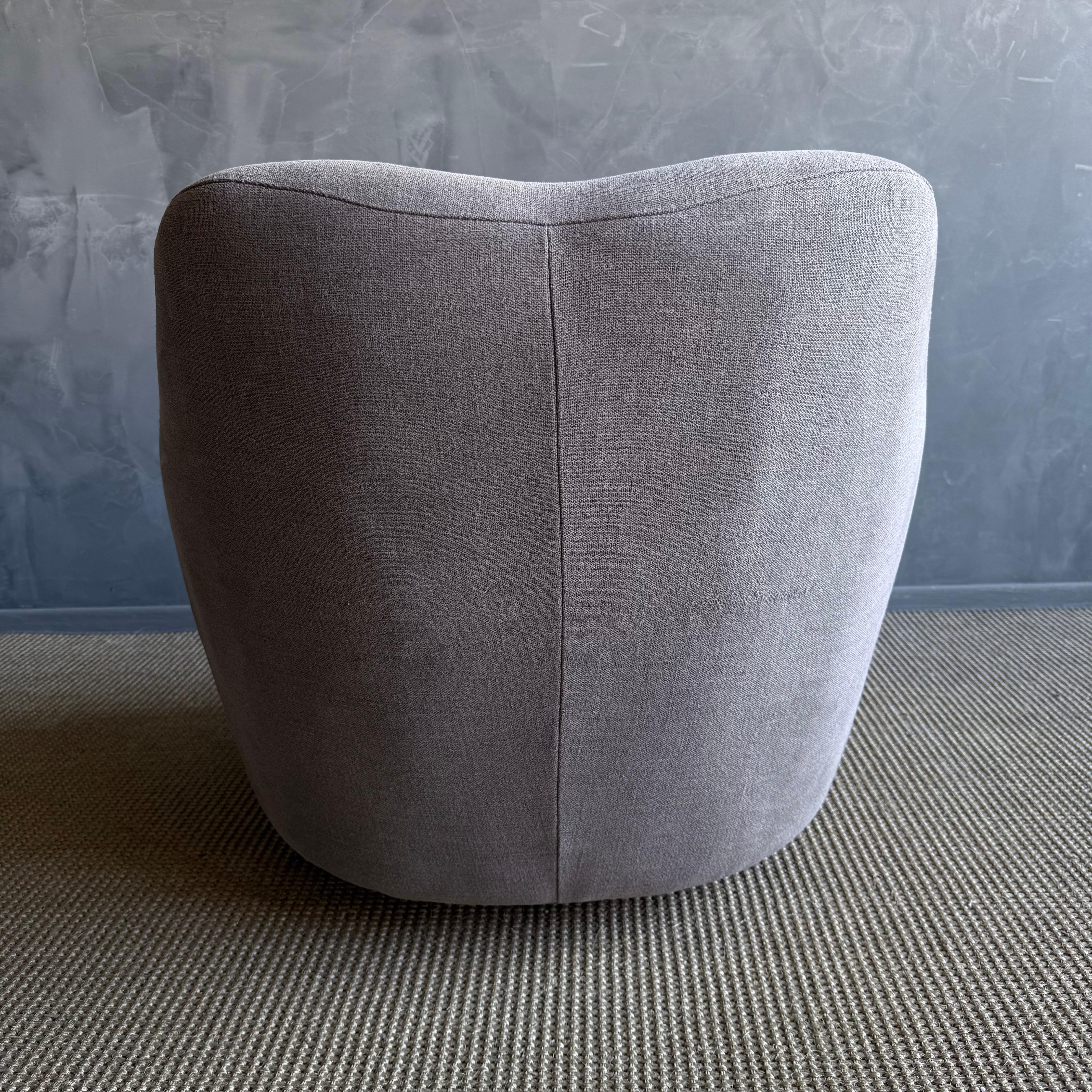 Mid Century Style Swivel Chair in Ecorcé Stone Washed Linen in vendita 1