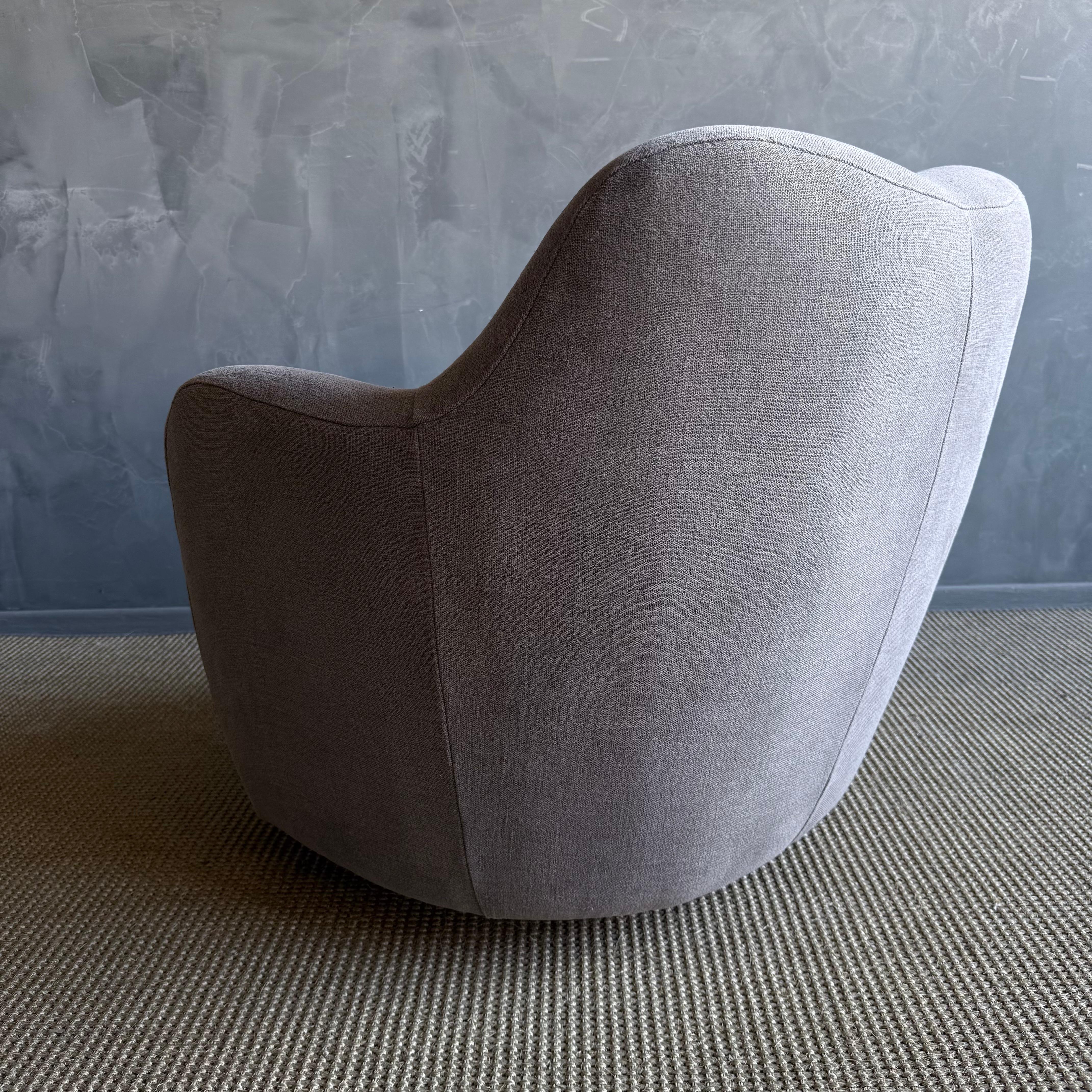 Mid Century Style Swivel Chair in Ecorcé Stone Washed Linen in vendita 2
