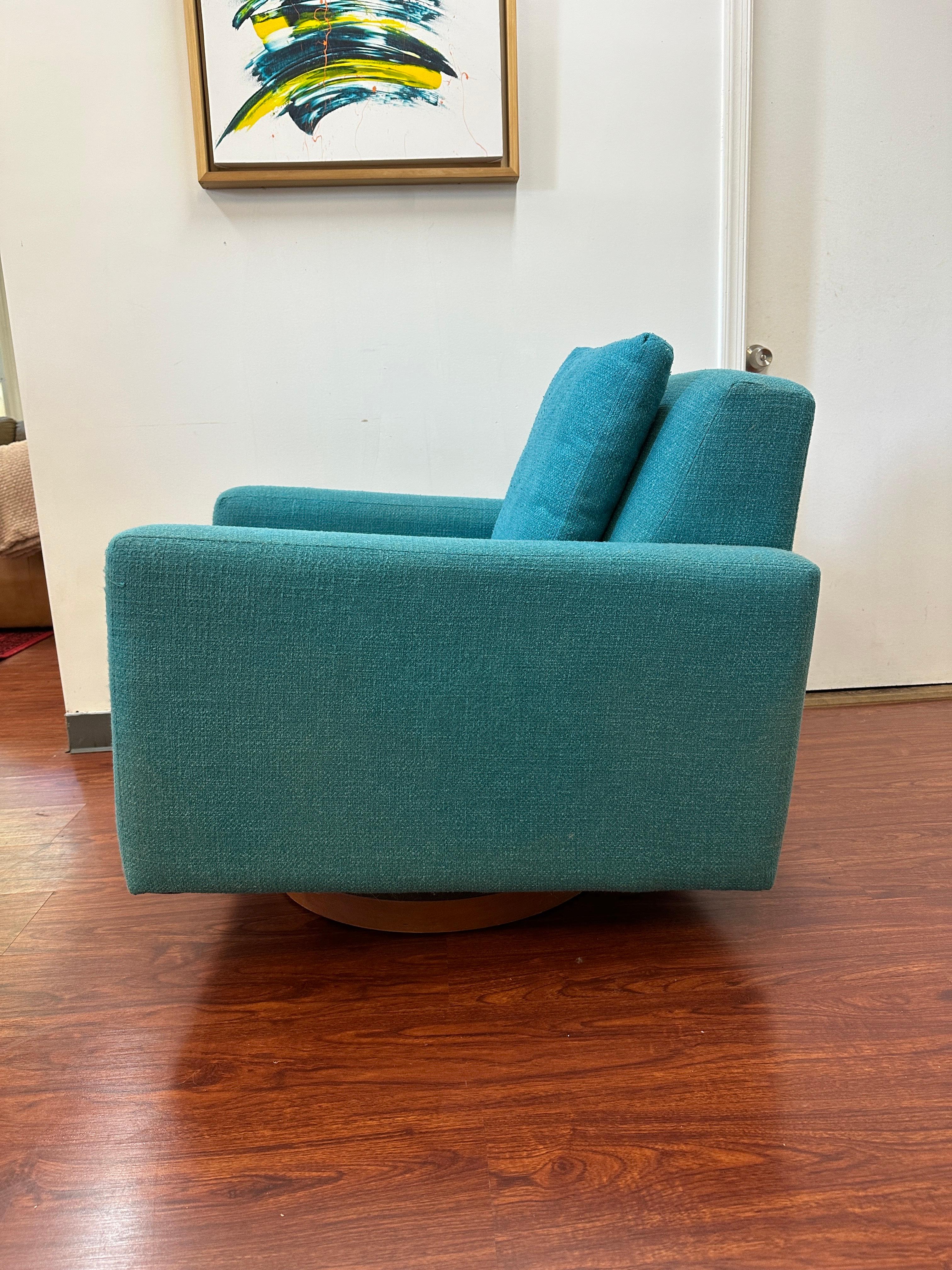 Silla Club Giratoria Tejida Estilo Siglo Medio.
Esta silla está en buen estado. Ligera suciedad en la tela por el uso, por lo demás, la silla se presenta bien. 