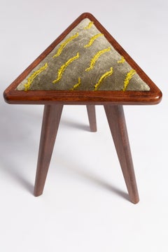 Taburete triangular estilo Mid Century en Nouvelles Vagues, por Vintola Studio, Europa