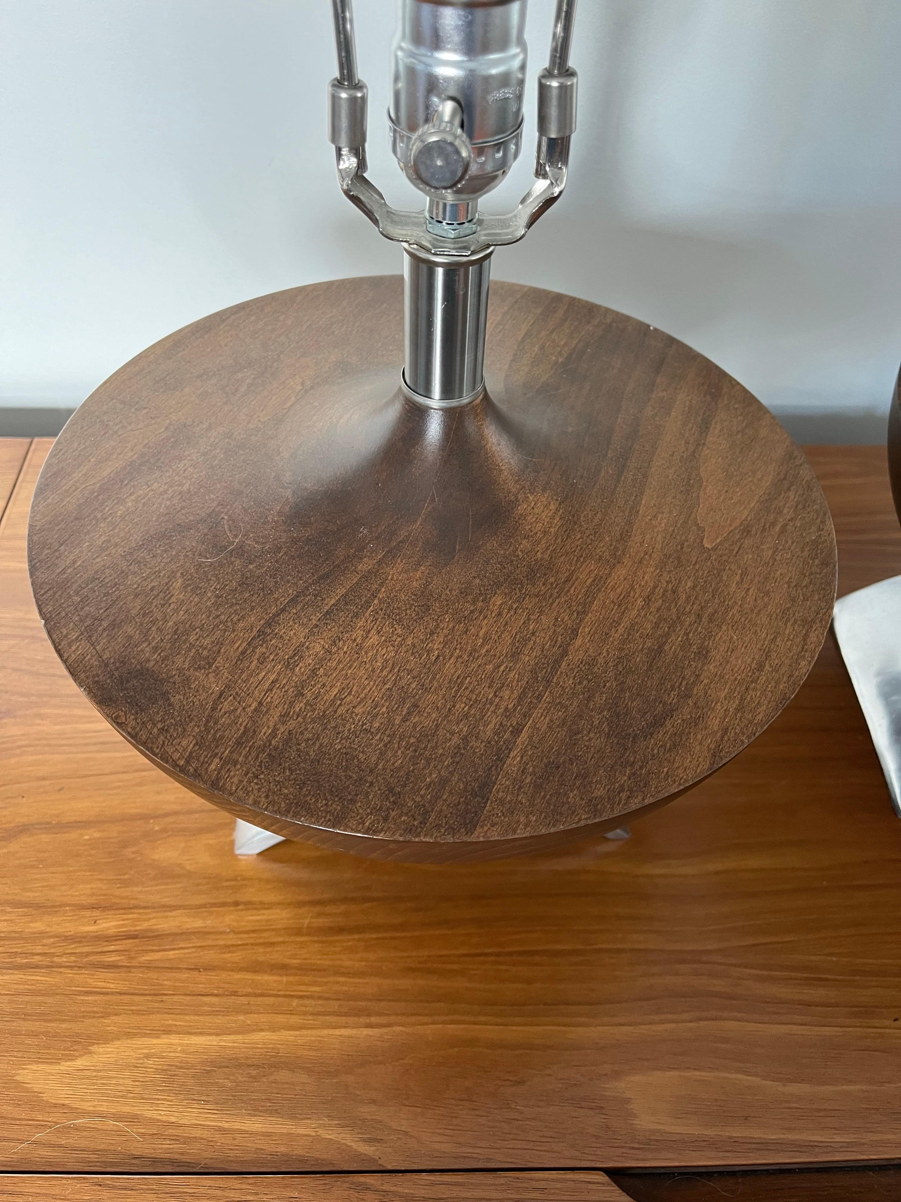 Lámparas de madera torneada estilo mediados de siglo Estadounidense en venta