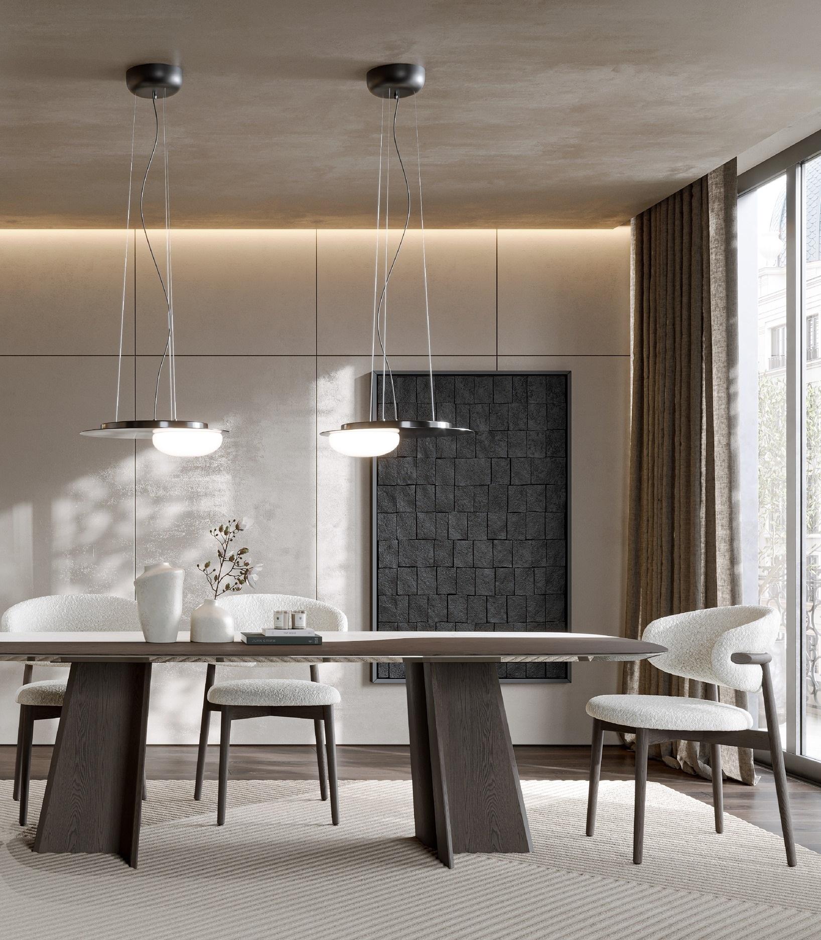 Zeitgenössischer Samt-Esszimmerstuhl mit glänzend lackiertem Gestell (Bouclé) im Angebot