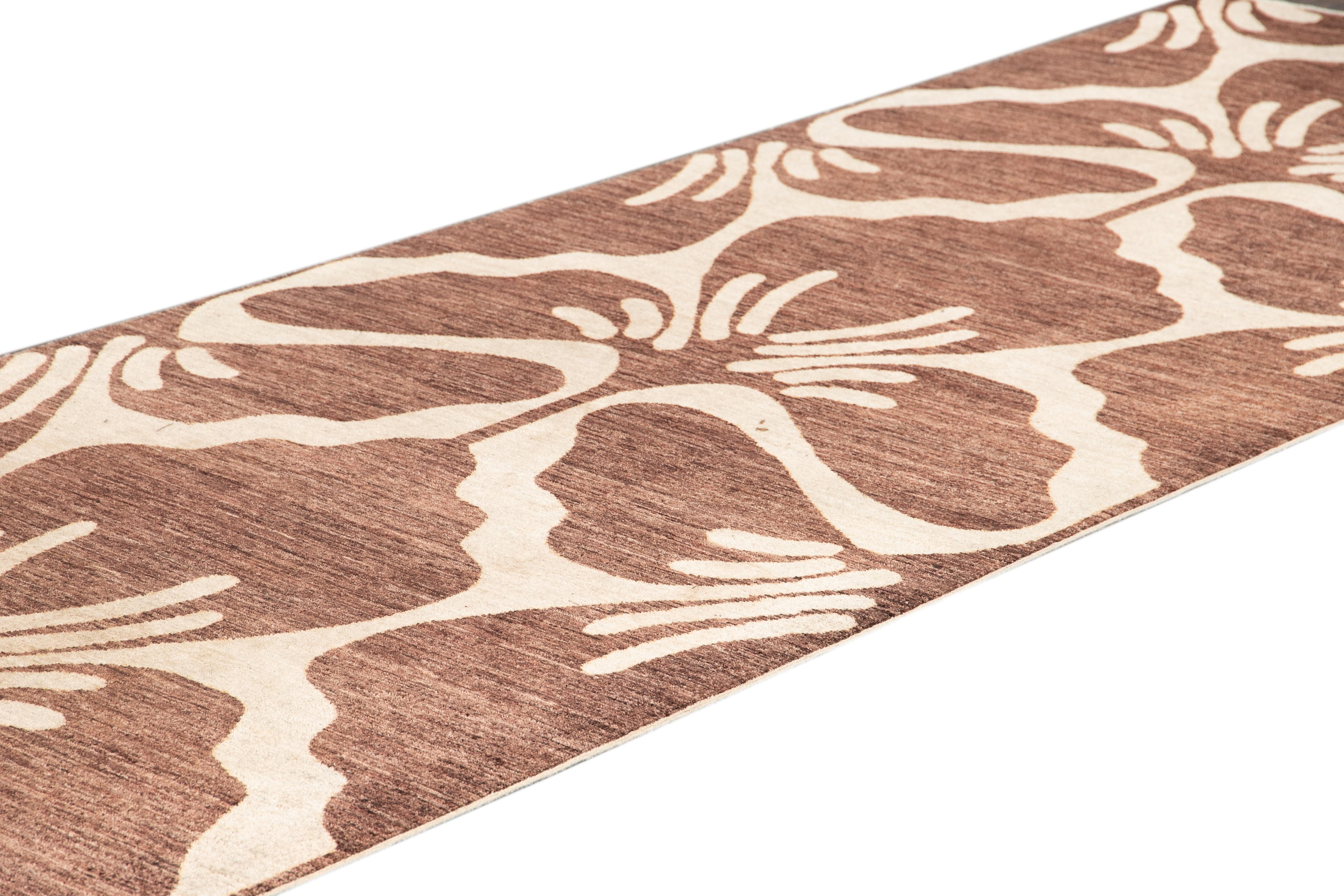 Schöner indischer Teppich im Stil der Jahrhundertmitte, handgeknüpft aus Wolle mit grünem Feld und braunen Akzenten in floralem Allover-Design.
Dieser Teppich misst 4' 3