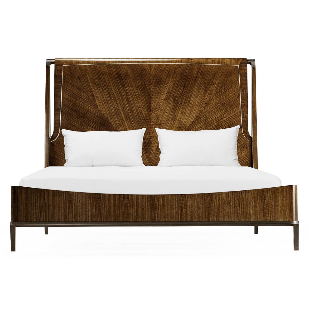 Un lit king-size en noyer coupé en quatre de style midcentury avec une tête de lit rembourrée et des ferrures et pieds en laiton antique.

Dimensions : 82 1/4