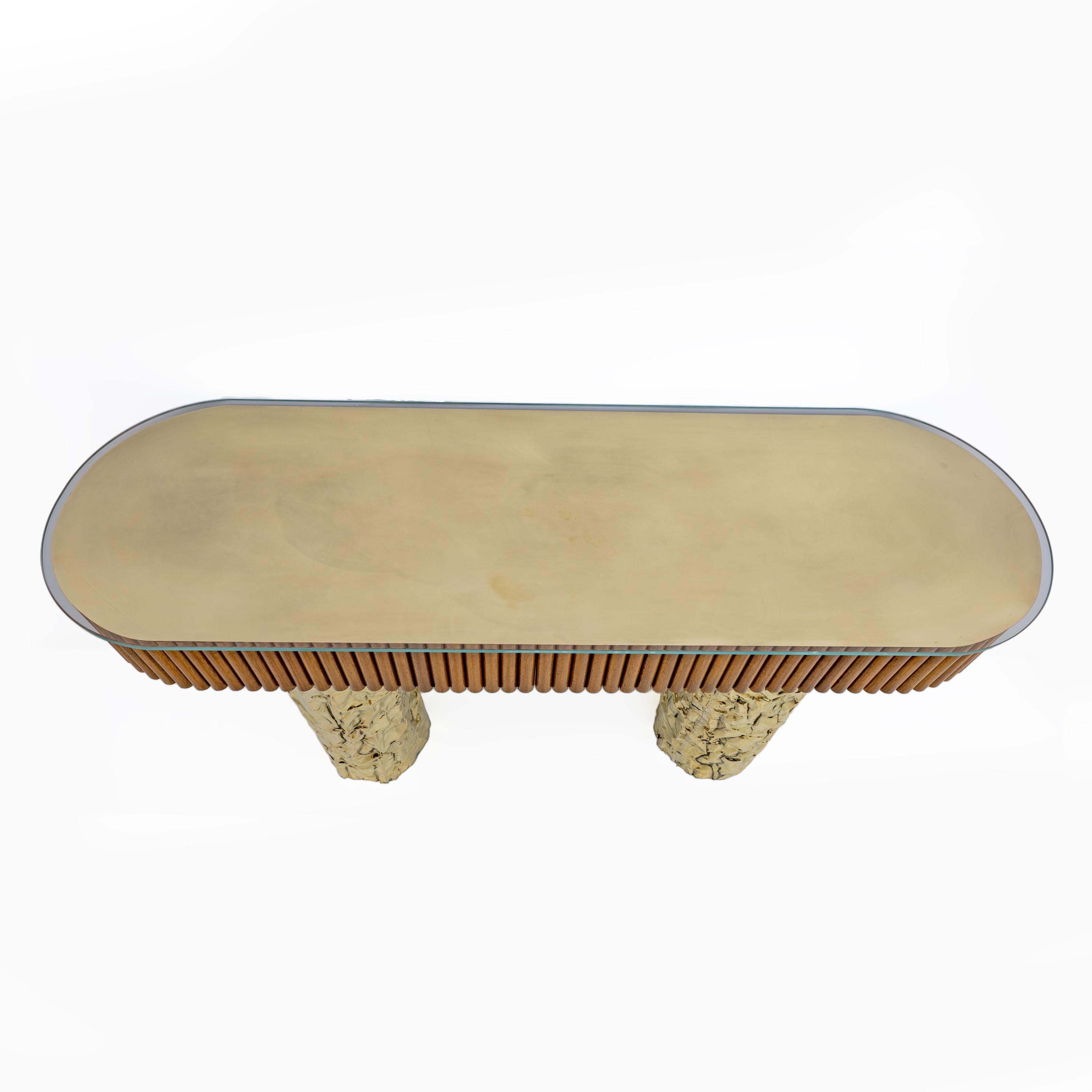 Mittelkonsole im Stil der Jahrhundertmitte aus Holz und Messing, Italien, 1990er Jahre (Moderne der Mitte des Jahrhunderts) im Angebot