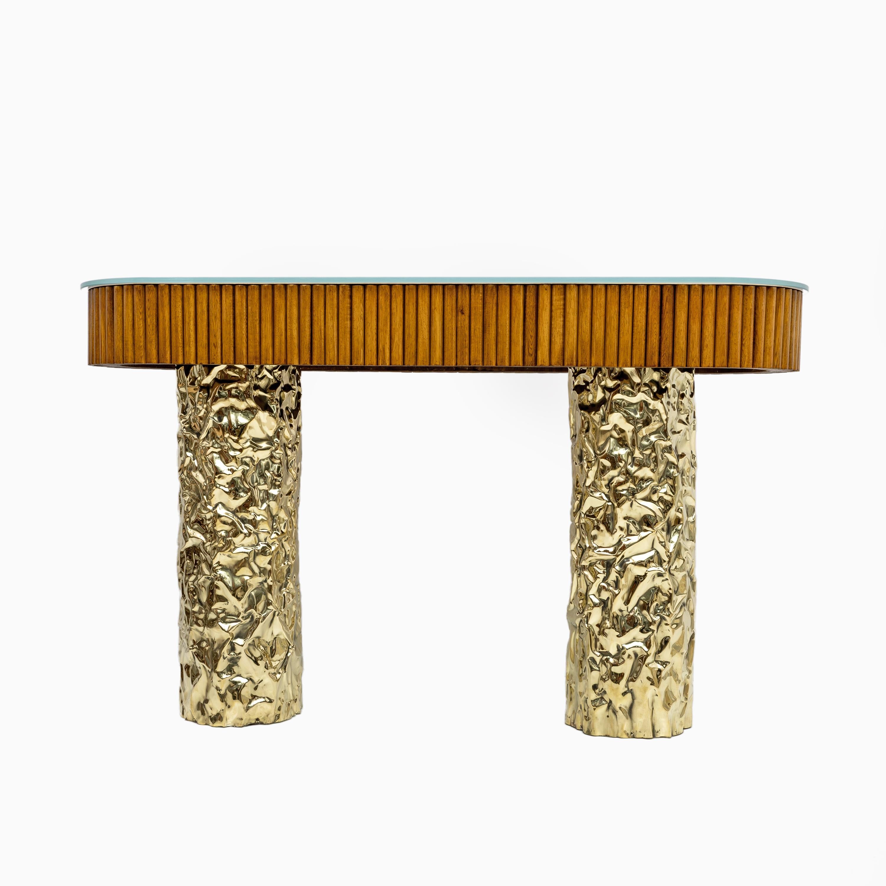 Mittelkonsole im Stil der Jahrhundertmitte aus Holz und Messing, Italien, 1990er Jahre (Italienisch) im Angebot