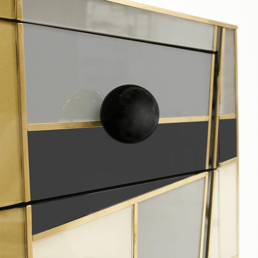 Italienische Kommode aus Holz, farbigem Glas und Messing im Mid-Century-Stil von L.A. Studio (Muranoglas) im Angebot