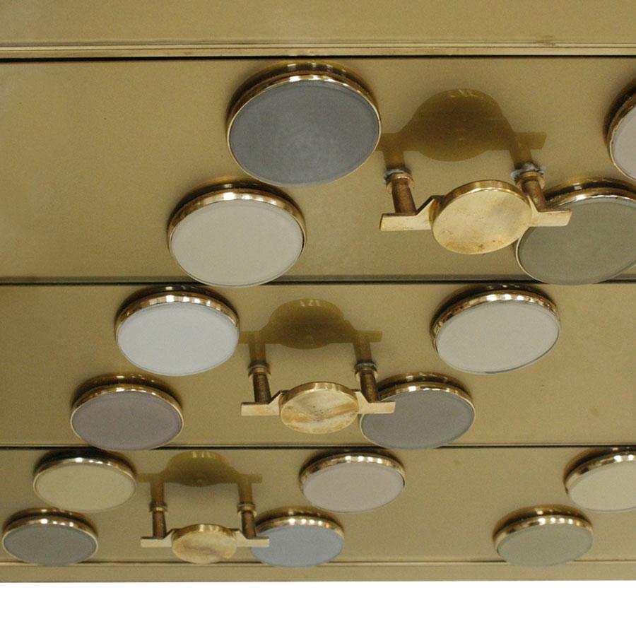 Italienische Kommode aus Holz, farbigem Glas und Messing im Mid-Century-Stil von L.a. Studio im Angebot 1