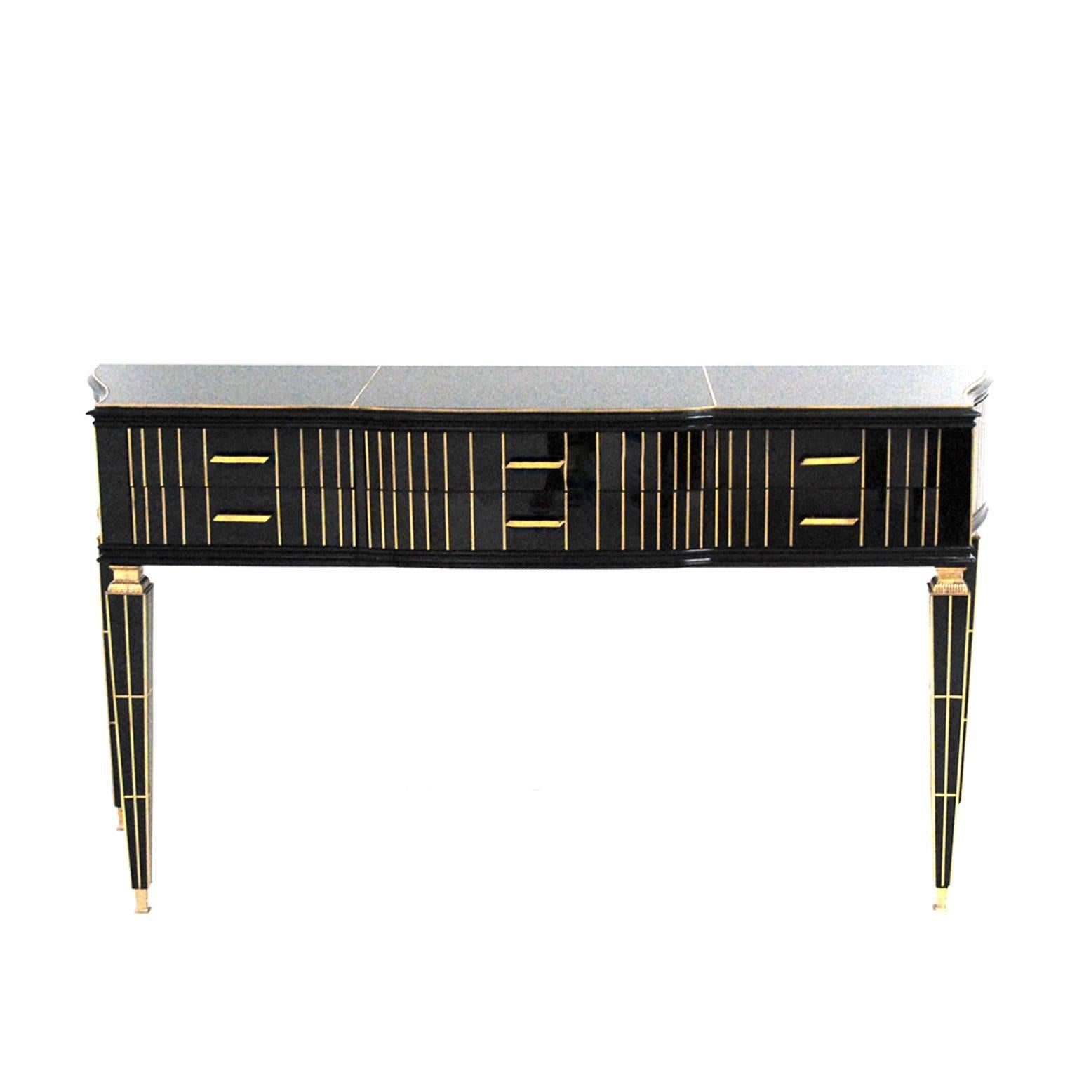 Zeitgenössische italienische Kommode mit sechs Schubladen und einer Struktur aus Massivholz, die mit schwarzem Murano-Glas und Messingdetails verkleidet ist.

Unser Hauptziel ist die Zufriedenheit unserer Kunden, deshalb ist im Preis für diesen