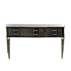 Commodo italiano in stile metà secolo in Wood rivestito in vetro di Murano nero