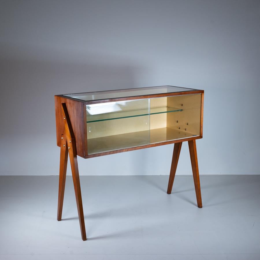 Mid-Century Modern Mid-Century style wooden display case, 1950s For Sale