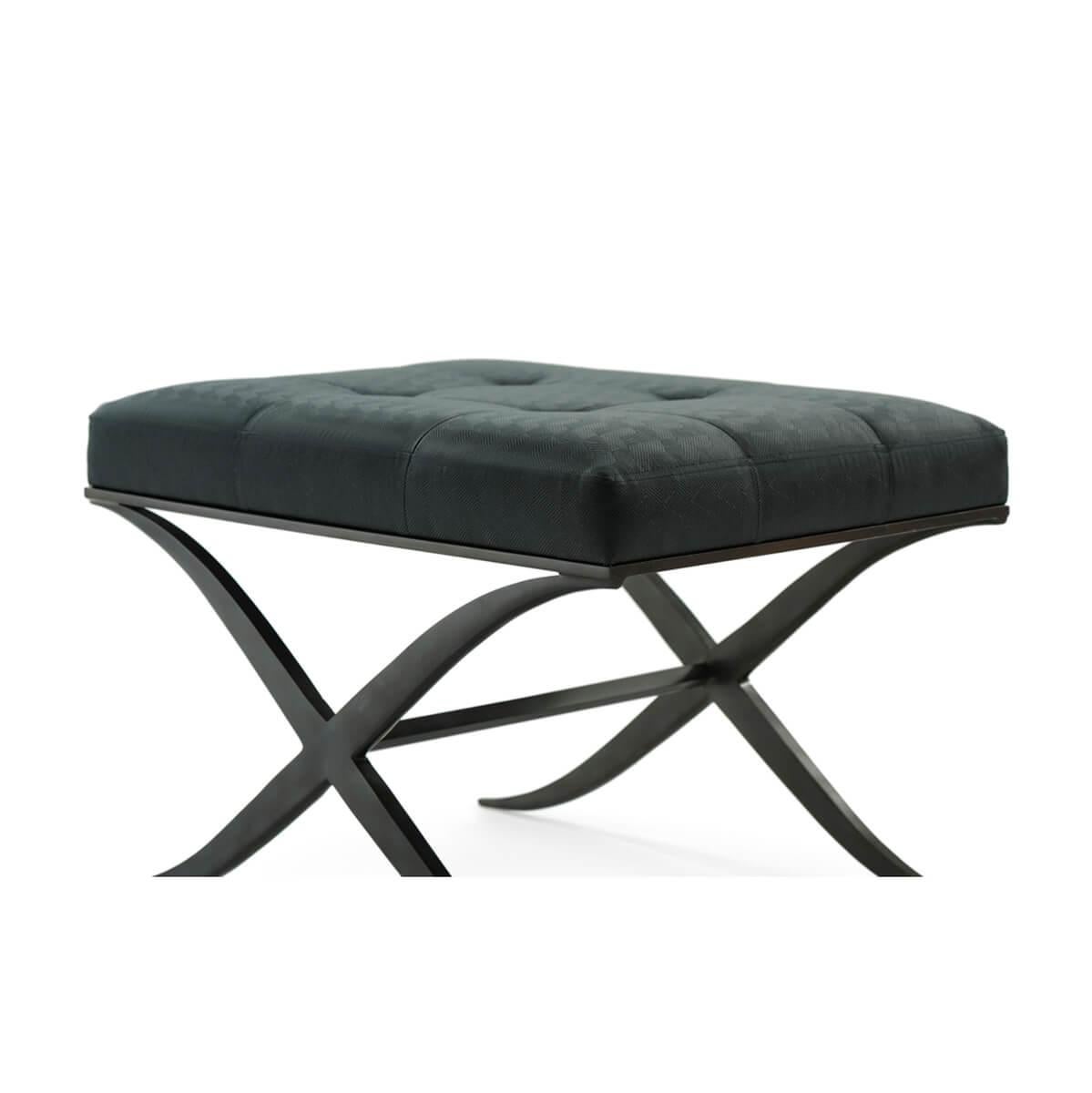 Taburete con estructura en X estilo mediados de siglo Vietnamita en venta
