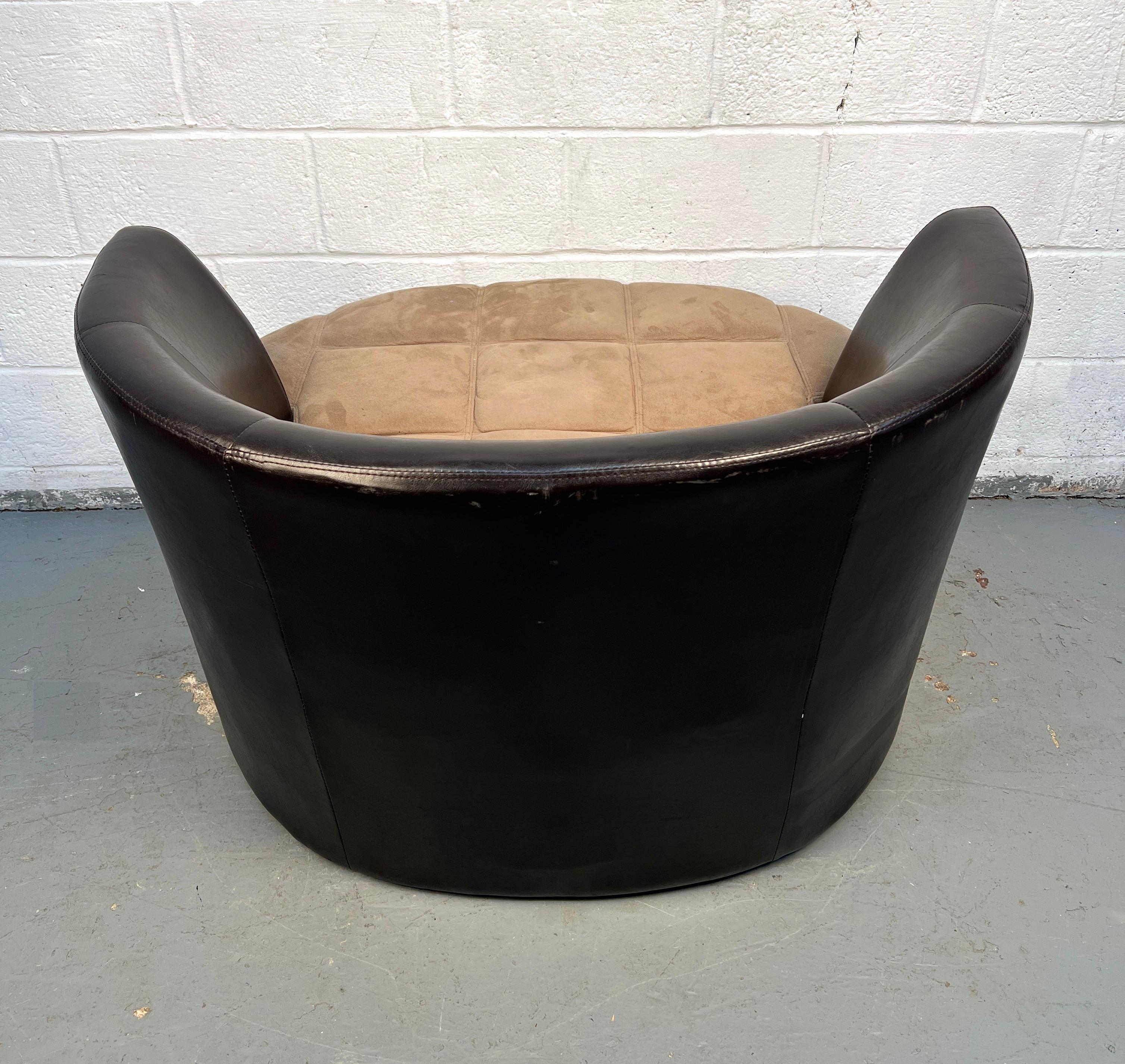 Sillón giratorio de cuero estilo mediados de siglo en venta 4