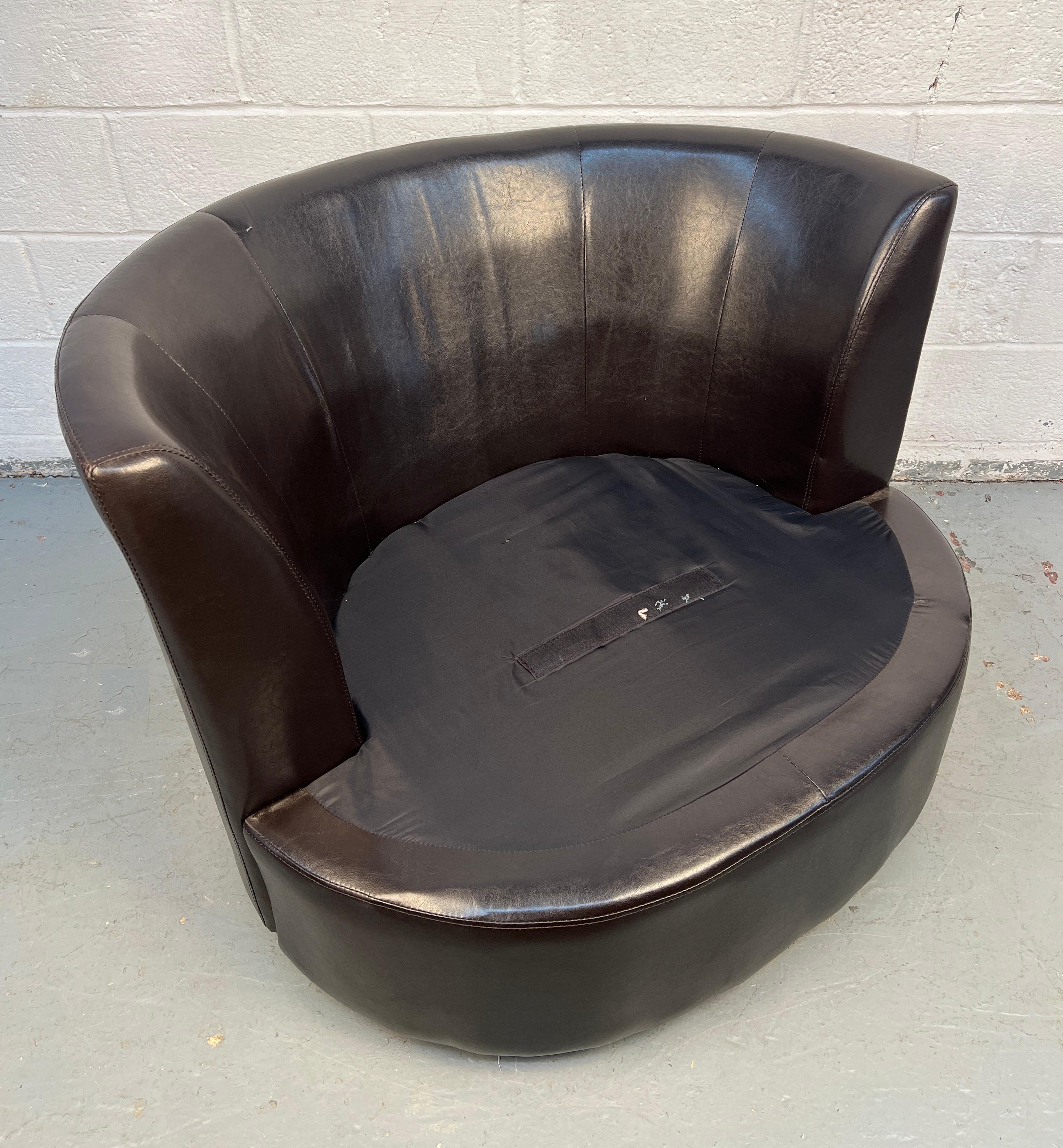 Sillón giratorio de cuero estilo mediados de siglo en venta 6