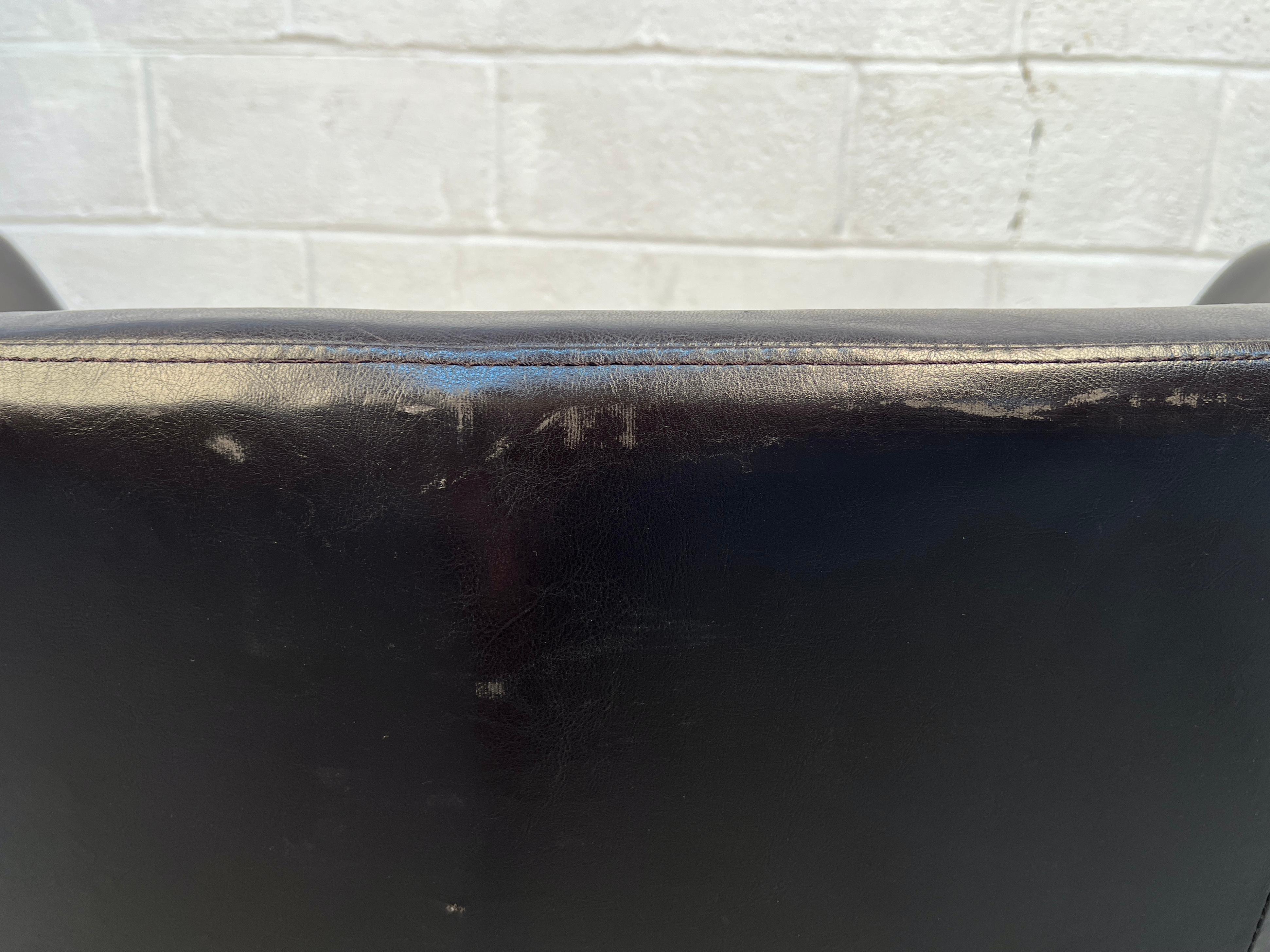 Sillón giratorio de cuero estilo mediados de siglo en venta 7