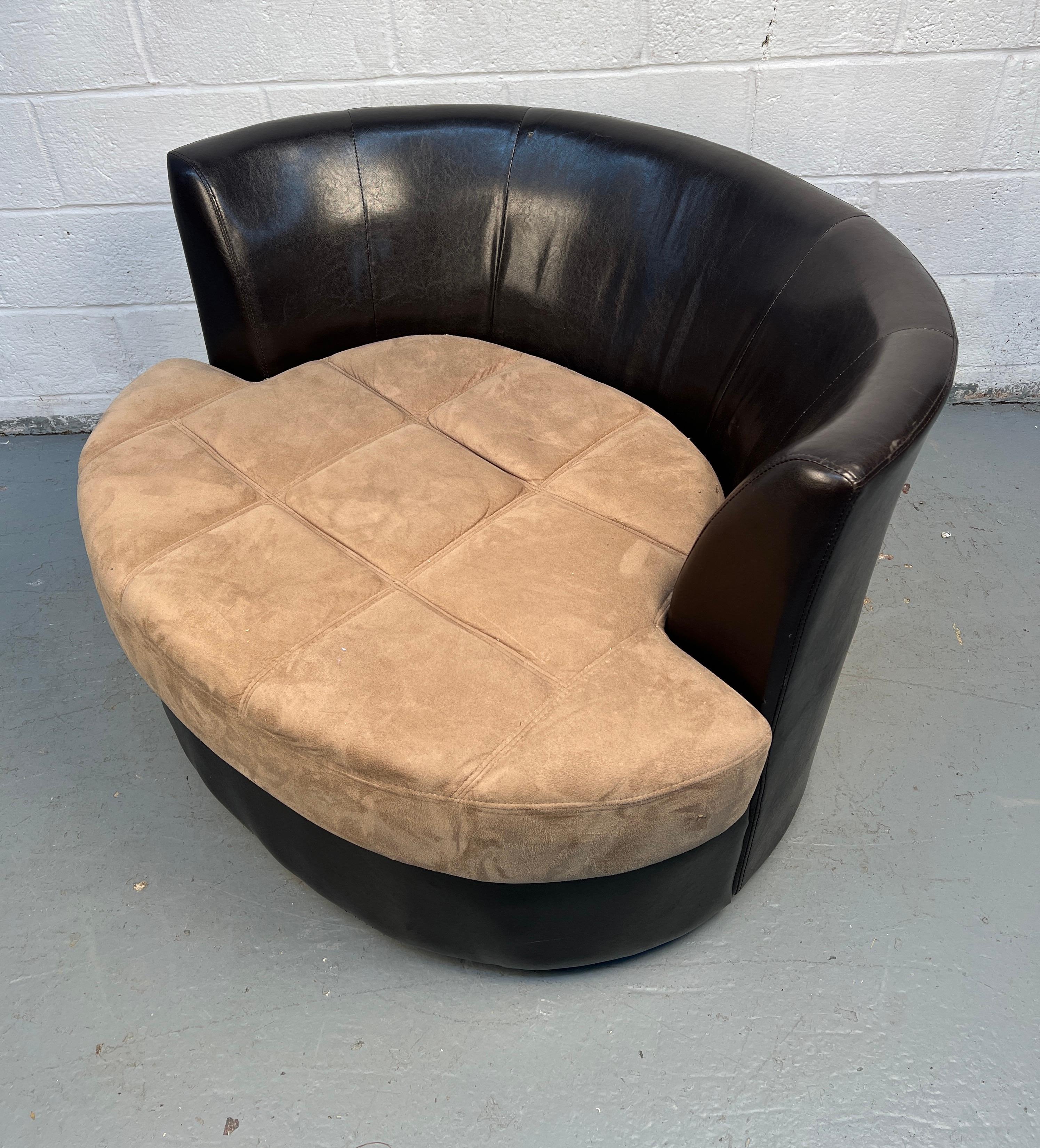 Sillón giratorio de cuero estilo mediados de siglo Moderno de mediados de siglo en venta