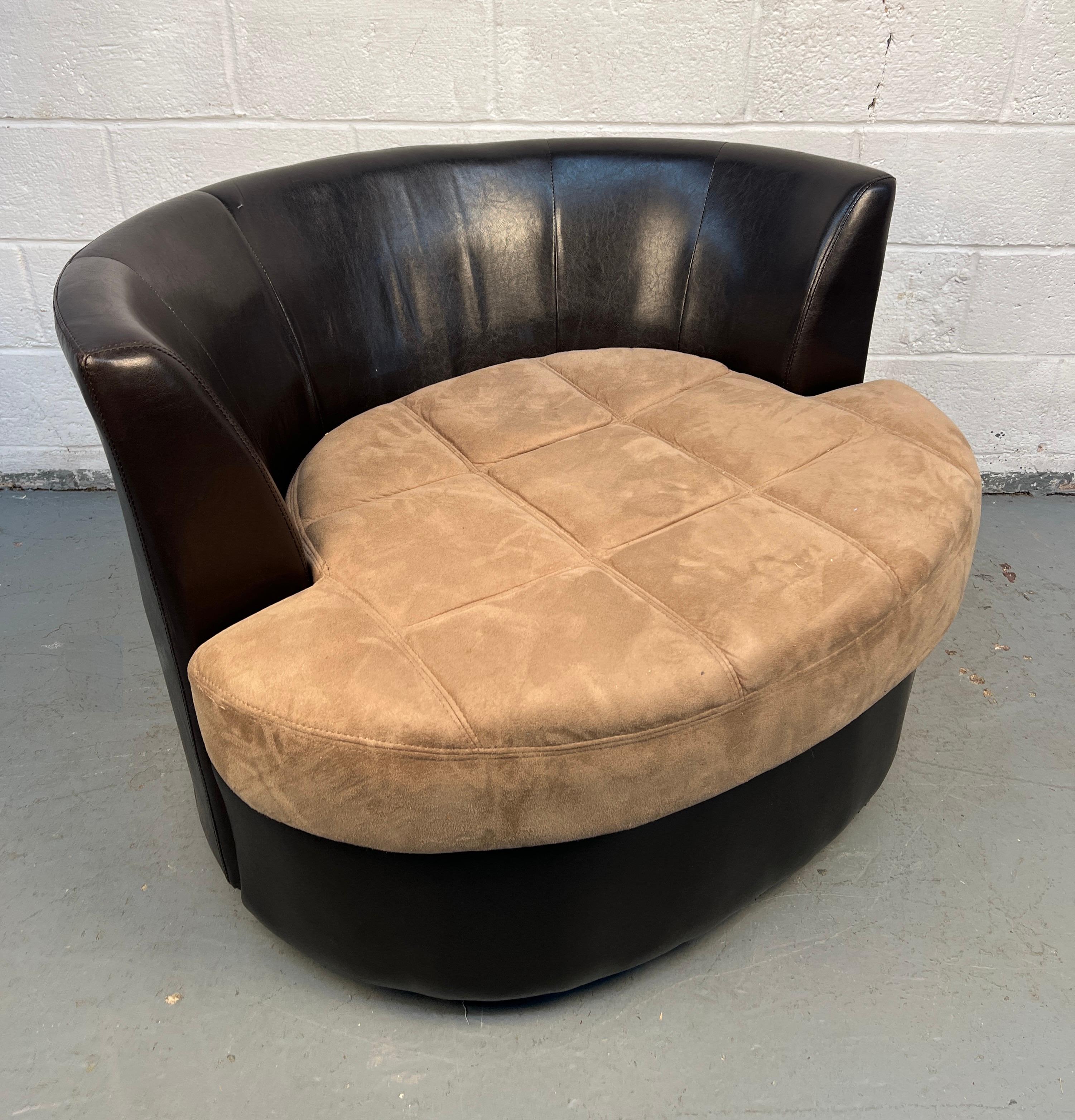 Sillón giratorio de cuero estilo mediados de siglo en Bueno estado para la venta en Brooklyn, NY