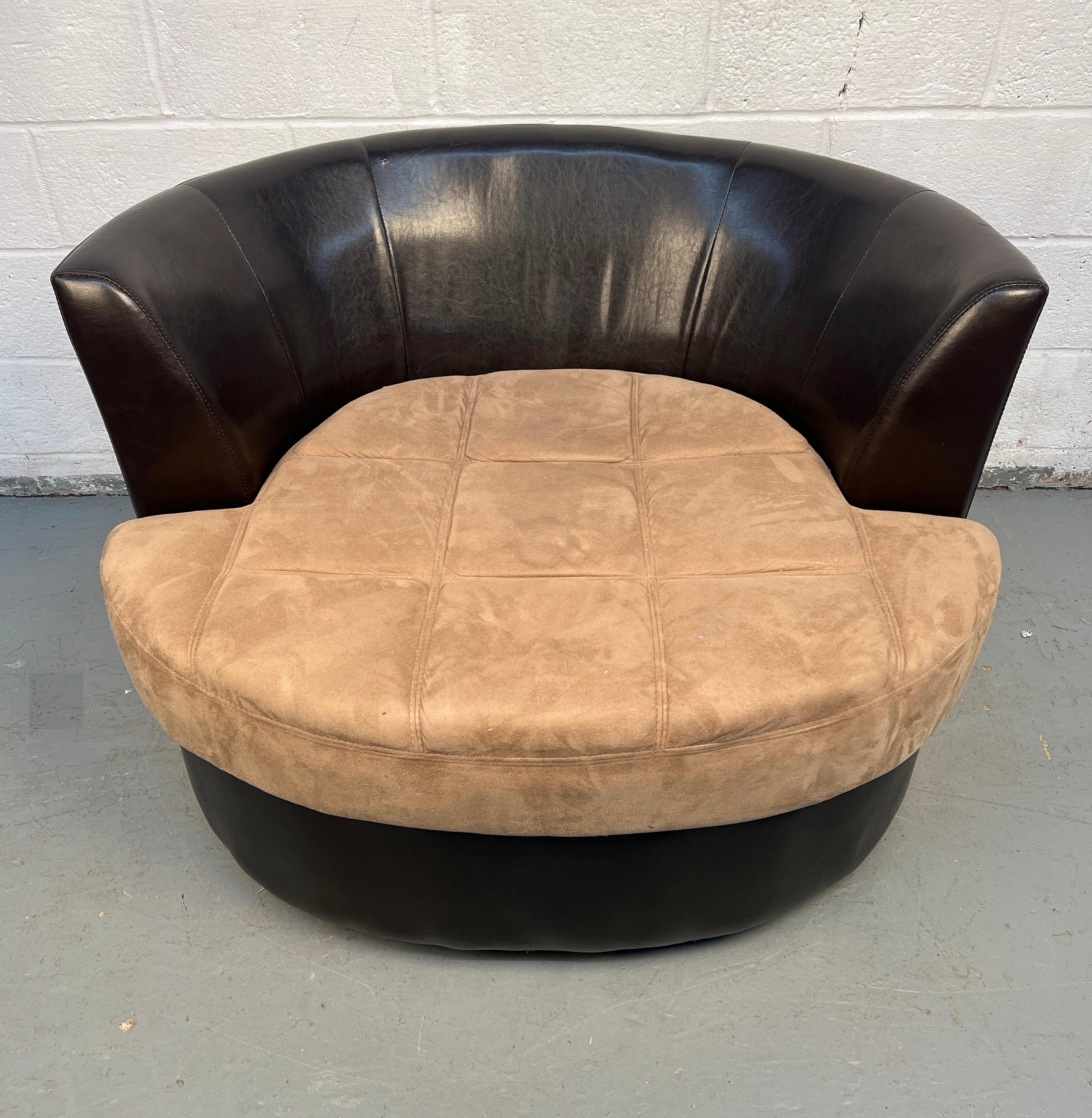 Sillón giratorio de cuero estilo mediados de siglo siglo XX en venta