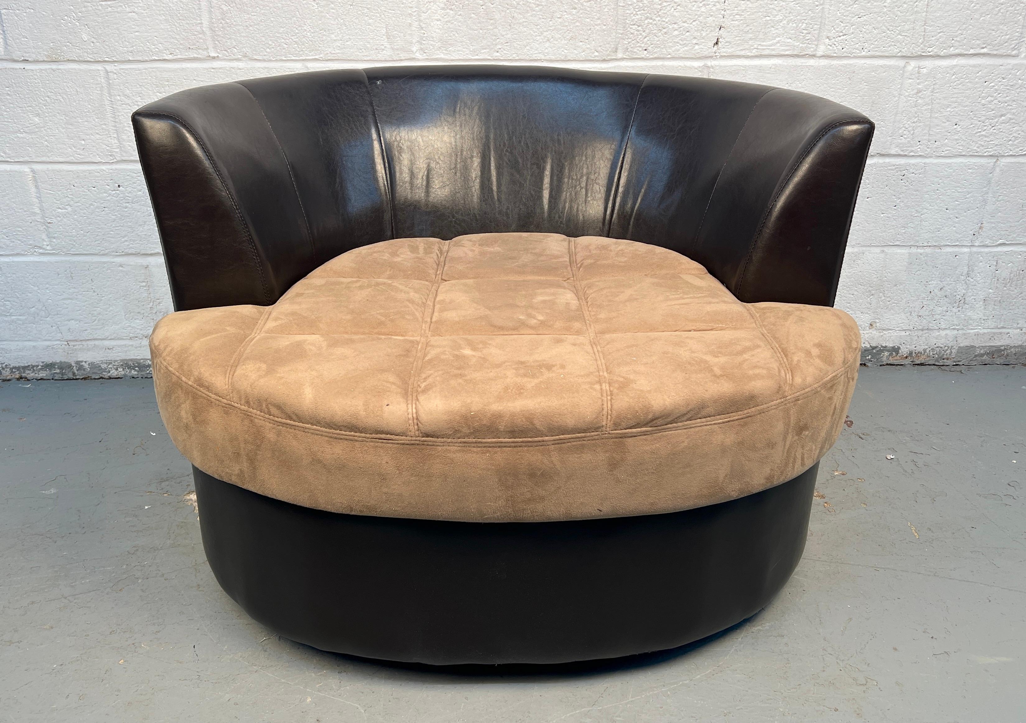 Sillón giratorio de cuero estilo mediados de siglo en venta 1