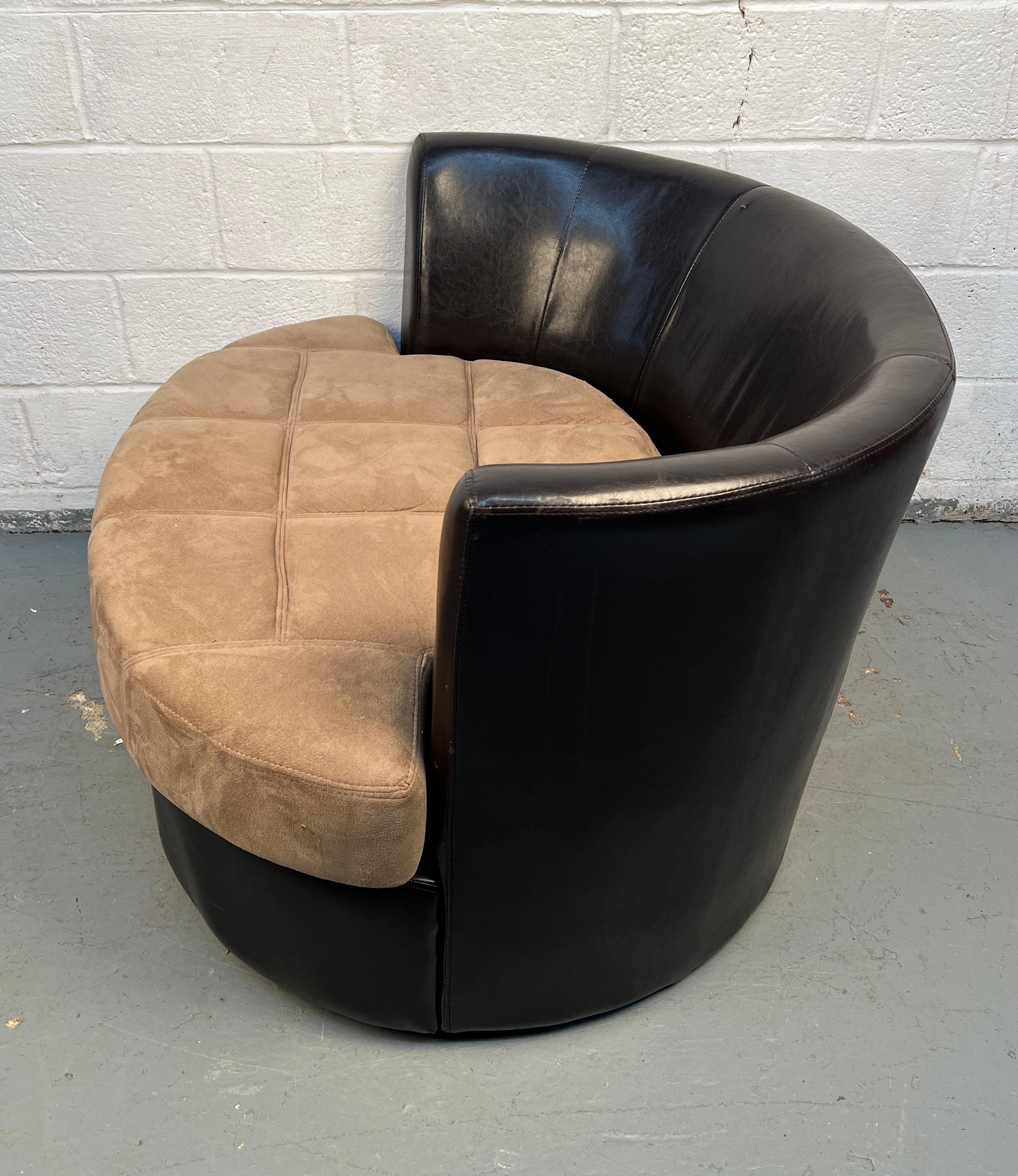 Sillón giratorio de cuero estilo mediados de siglo en venta 2