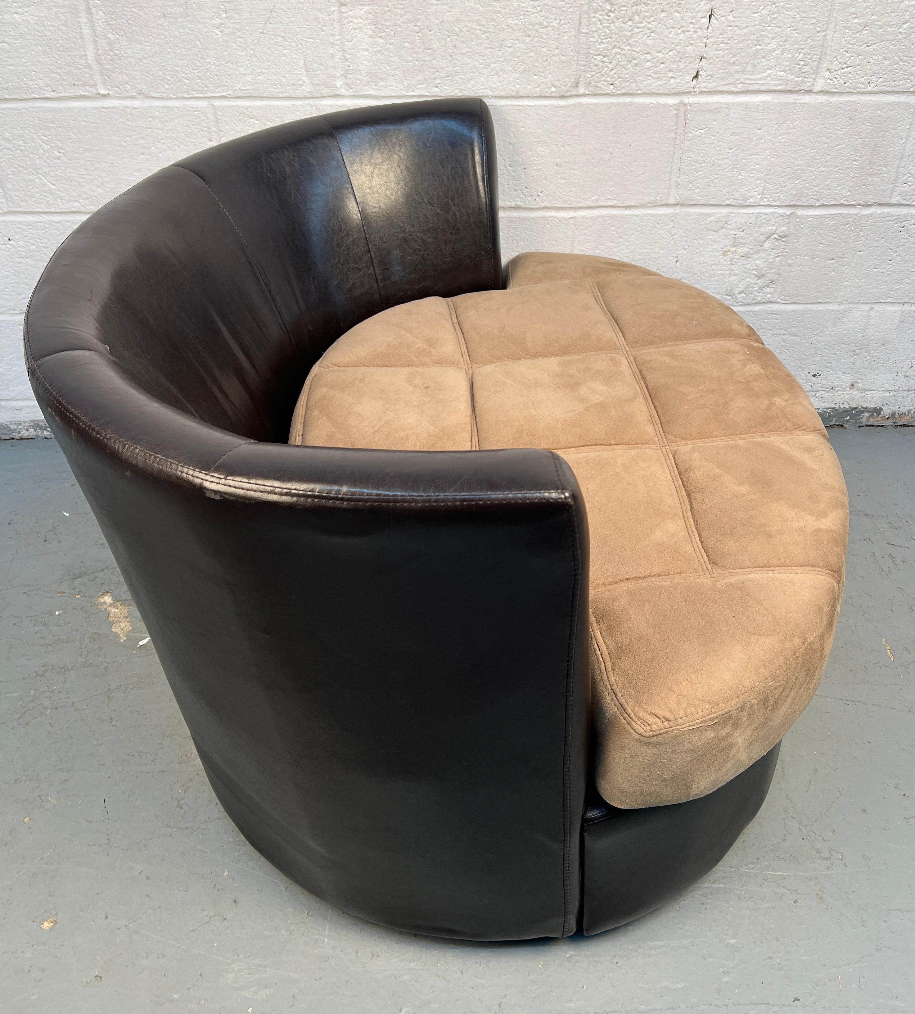 Sillón giratorio de cuero estilo mediados de siglo en venta 3